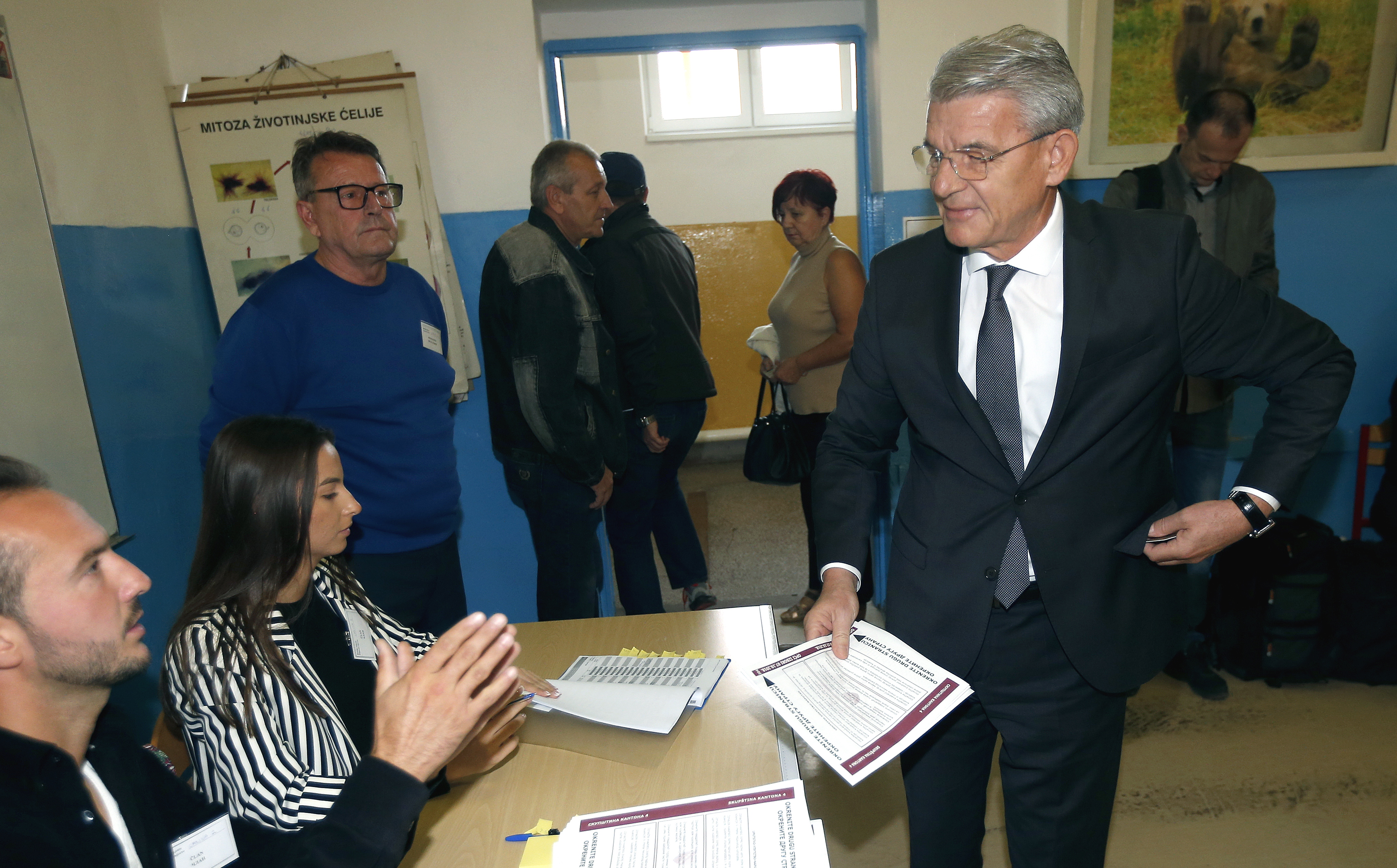 epa07076692 Sefik Dzaferovic, presidential candidate of Bosnian Muslim ruling party 'Party of Democratic Action' casts his vote in the country's general elections in Sarajevo, Bosnia and Herzegovina, 07 October 2018. More than three million Bosnian citizens are expected to vote in the country's general elections. In the eighth elections in Bosnia, 72 political parties and 15 candidates for the three members of the Bosnian Presidency were registered.  EPA/FEHIM DEMIR