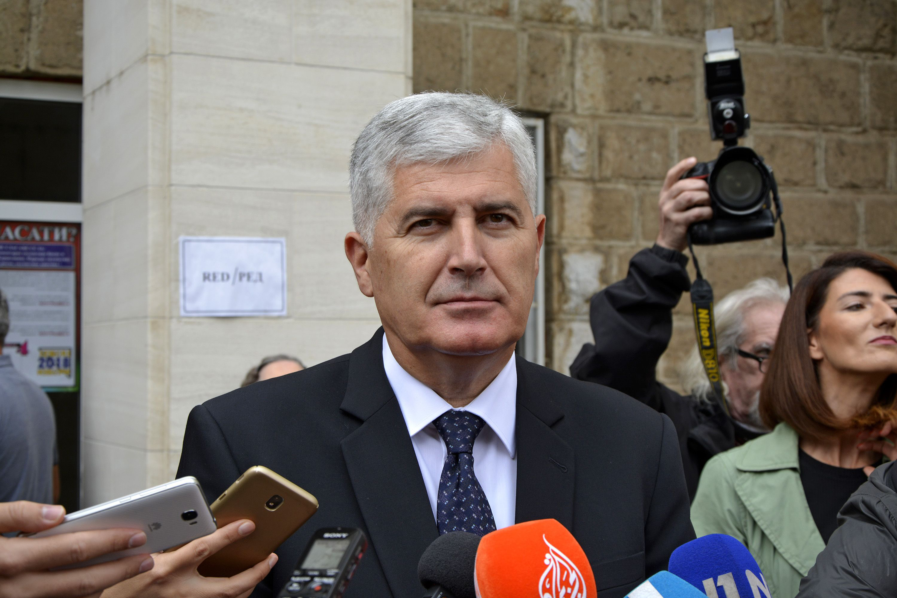 Mostar, 7.10.2018 - Predsjednik HDZ-a BiH i kandidat za hrvatskoga èlana Predsjednitva BiH Dragan Èoviæ ustvrdio je u nedjelju u Mostaru kako od izbora oèekuju jasnu poruku graðana BiH, a to je da ele napredak BiH k Europskoj uniji. foto HINA/ FENA/ Emanuel Soca/ ua