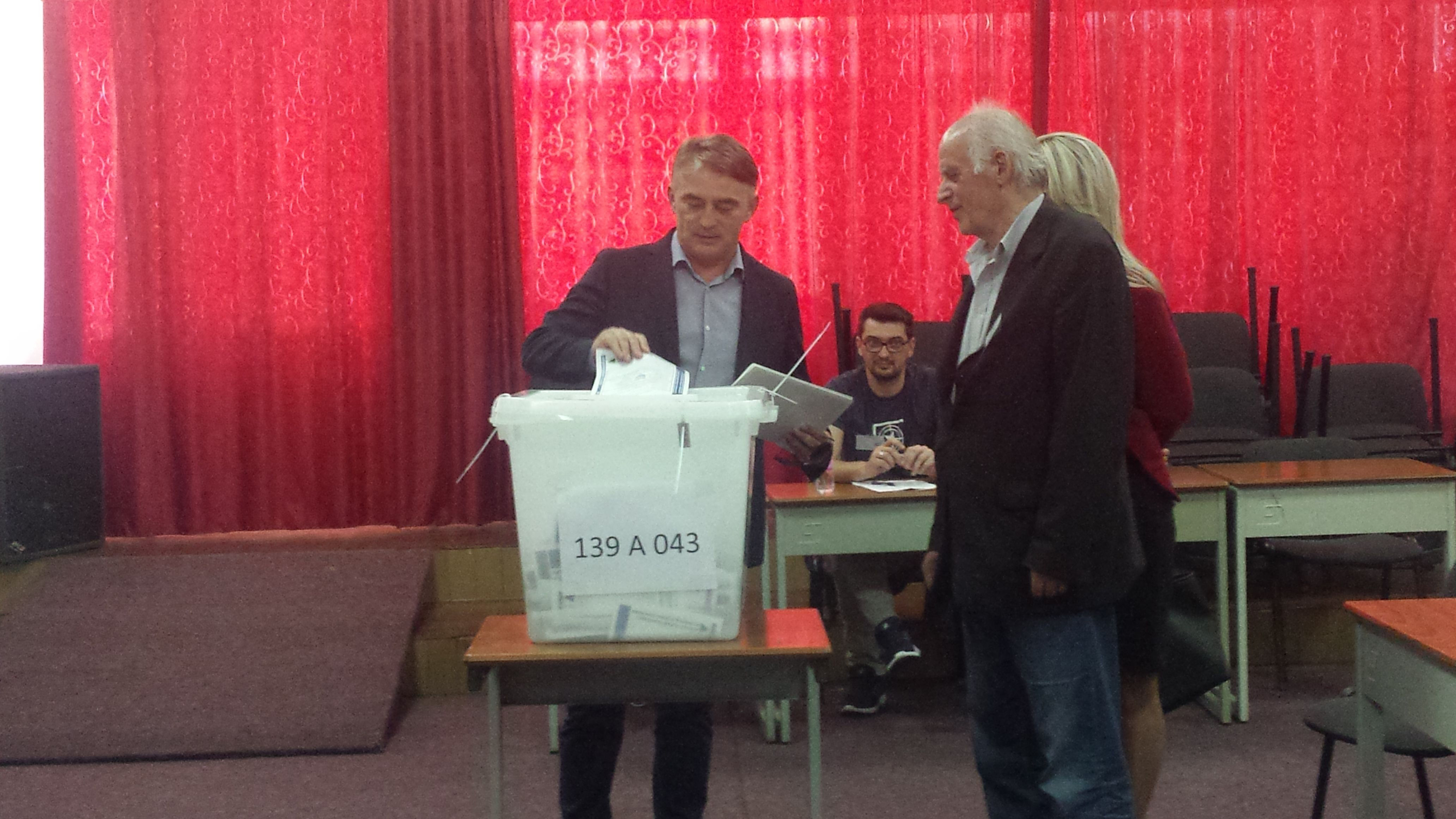 Sarajevo, 7.10.2018 - Kandidat Demokratske fronte za èlana Predsjednitva Bosne i Hercegovine eljko Komiæ, nakon to je glasao u Sarajevu, izjavio je novinarima da bi volio da to vie ljudi izaðe na izbore, jer je "onda rezultat tih izbora legitimniji, veæe je povjerenje ljudi u te ljude koji æe obnaati vlast". 
foto HINA/ FENA/ Aida Kovaè/ ua