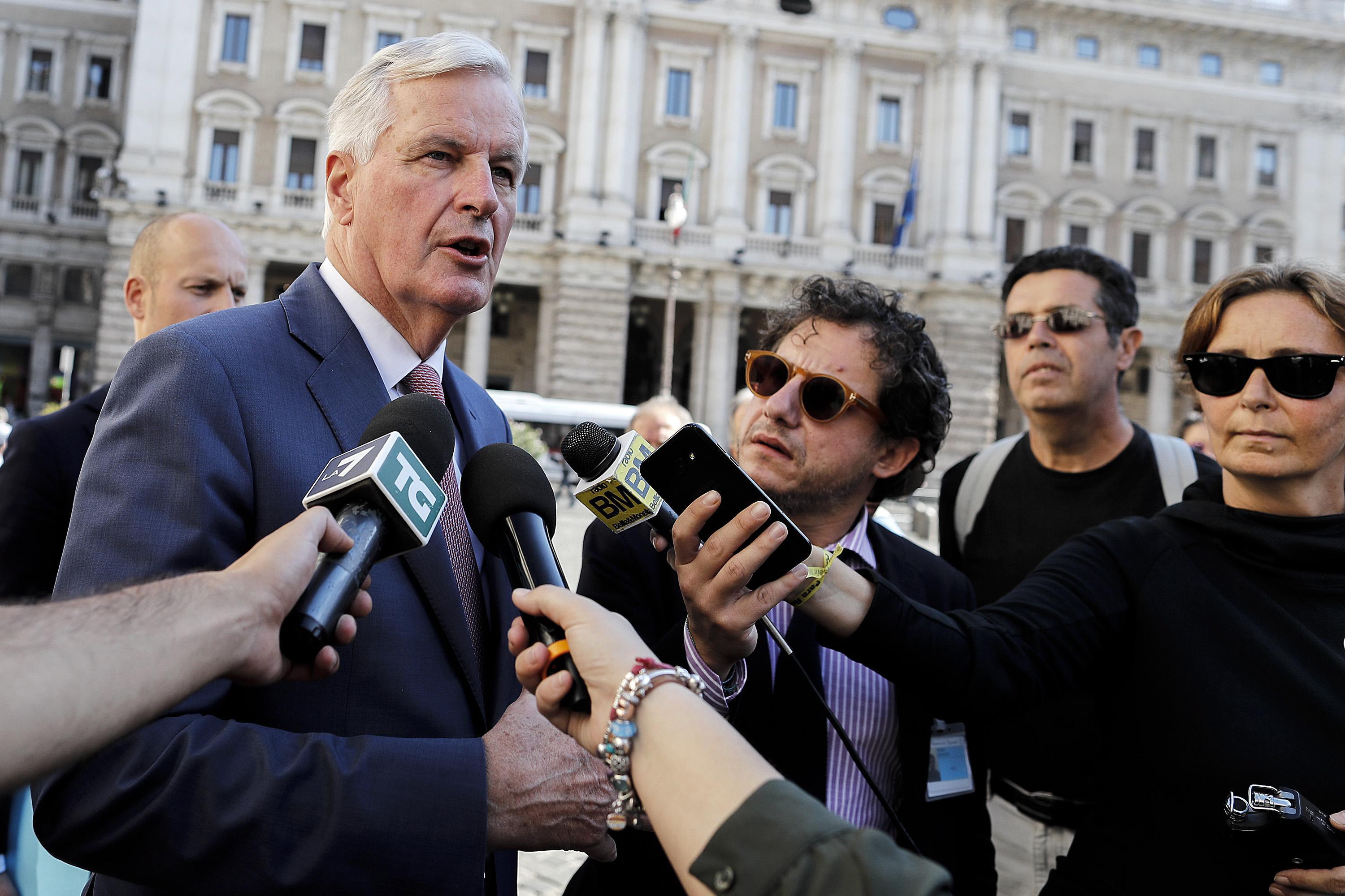 epa07078569 Michel Barnier (L), EU Chief Brexit Negotiator, talks with journalists as he leaves Palazzo Chigi after a meeting with Italian Prime Minister Giuseppe Conte, in Rome, Italy, 08 October 2018.  EPA/RICCARDO ANTIMIANI