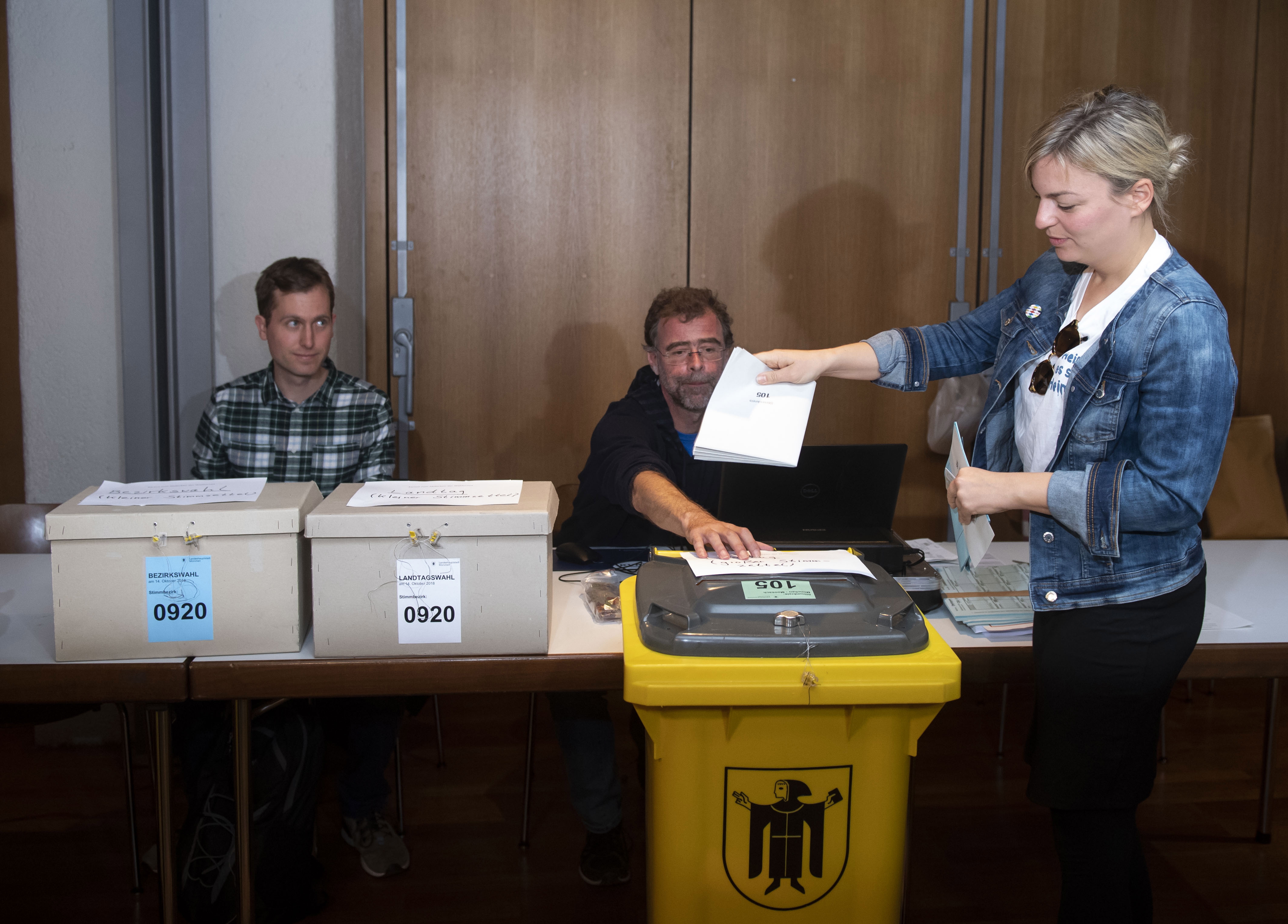 epa07092068 Alliance 90/The Greens party leading candidate Katharina Schulze (R) casts her ballot during the Bavaria state elections at a polling station in Munich, Germany, 14 October 2018. According to the Bavarian state election commissioner some 9.5 million people are eligible to vote in the regional elections for a new parliament in southern German State of Bavaria.   EPA/LUKAS BARTH-TUTTAS