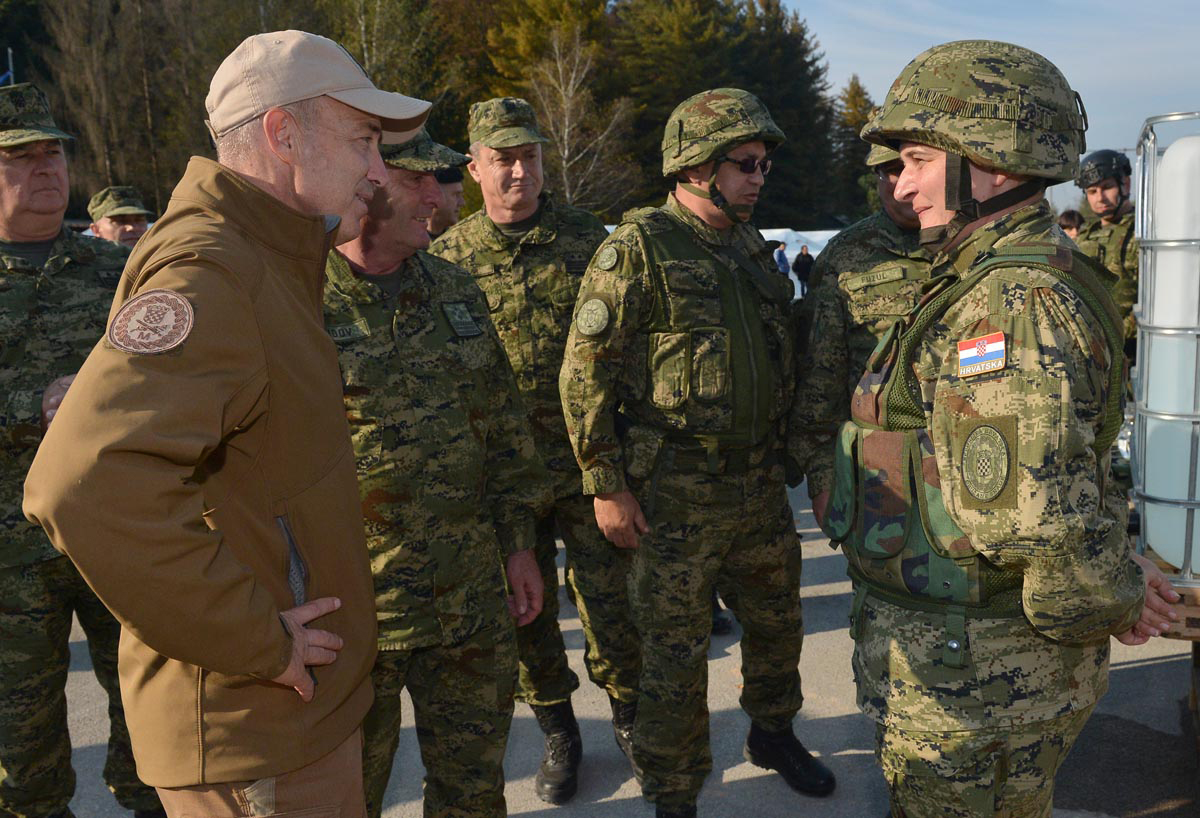 Vojno vježbalište "Cerovac", 14.10.2018. -  Sveobuhvatna, združena intergranska vježba svih postrojbi Hrvatske vojske (HV) 'Velebit 18 – združena snaga'. Vježba se održala na vojnom vježbalištu "Cerovac". Na fotografiji ministar obrane Damir Krstičević (L).
foto HINA/ MORH/ J. Kopi/ ml