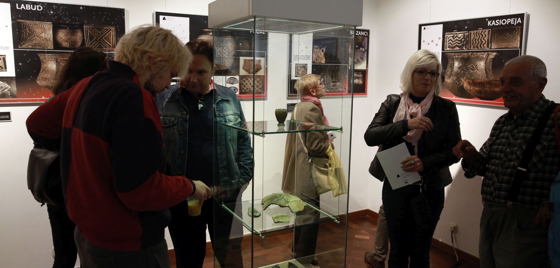 Zagreb, 17.10.2018 -  U Arheološkom muzeju u Zagrebu otvorena je gostujuća izložba "Astralni simbolizam u vučedolskoj kulturi" iz Muzeja vučedolske kulture, autora Mirele Hutinec, Aleksandra Durmana i Darka Puharića.
Foto HINA/ Dario GRZELJ/ dag