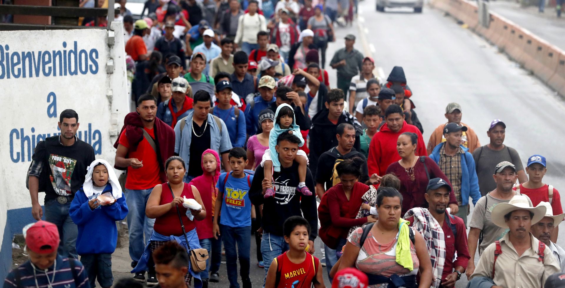 epa07099993 Honduran migrants continue their travel from Chiquimula towards the department of Zacapa, Guatemala, 17 October 2018. The caravan, which completes its third day in Guatemala, left last Saturday from San Pedro Sula, a city in northern Honduras, with the idea of reaching the United States, including Canada, citing safety reasons and the search for better conditions of lifetime.  EPA/Esteban Biba