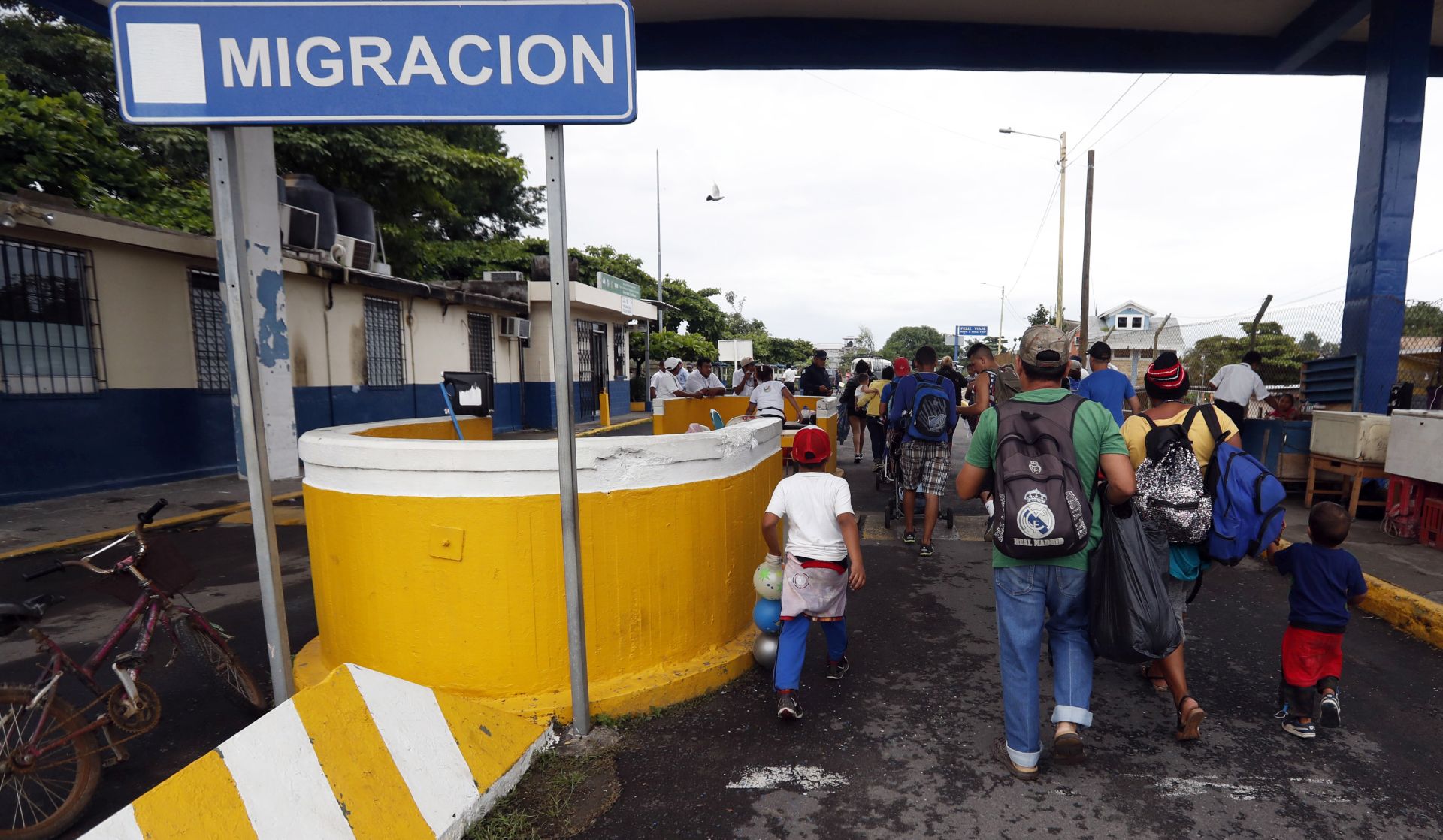 epa07105195 First Honduran migrants families enter to Mexican territory through the border with Guatemala in Hidalgo, Mexico, 19 October 2018. Honduran migrant caravan begins to enter to Hidalgo City in Mexico from Guatemala, where they were received by police, migration agents and human rights organizations.  EPA/ESTEBAN BIBA
