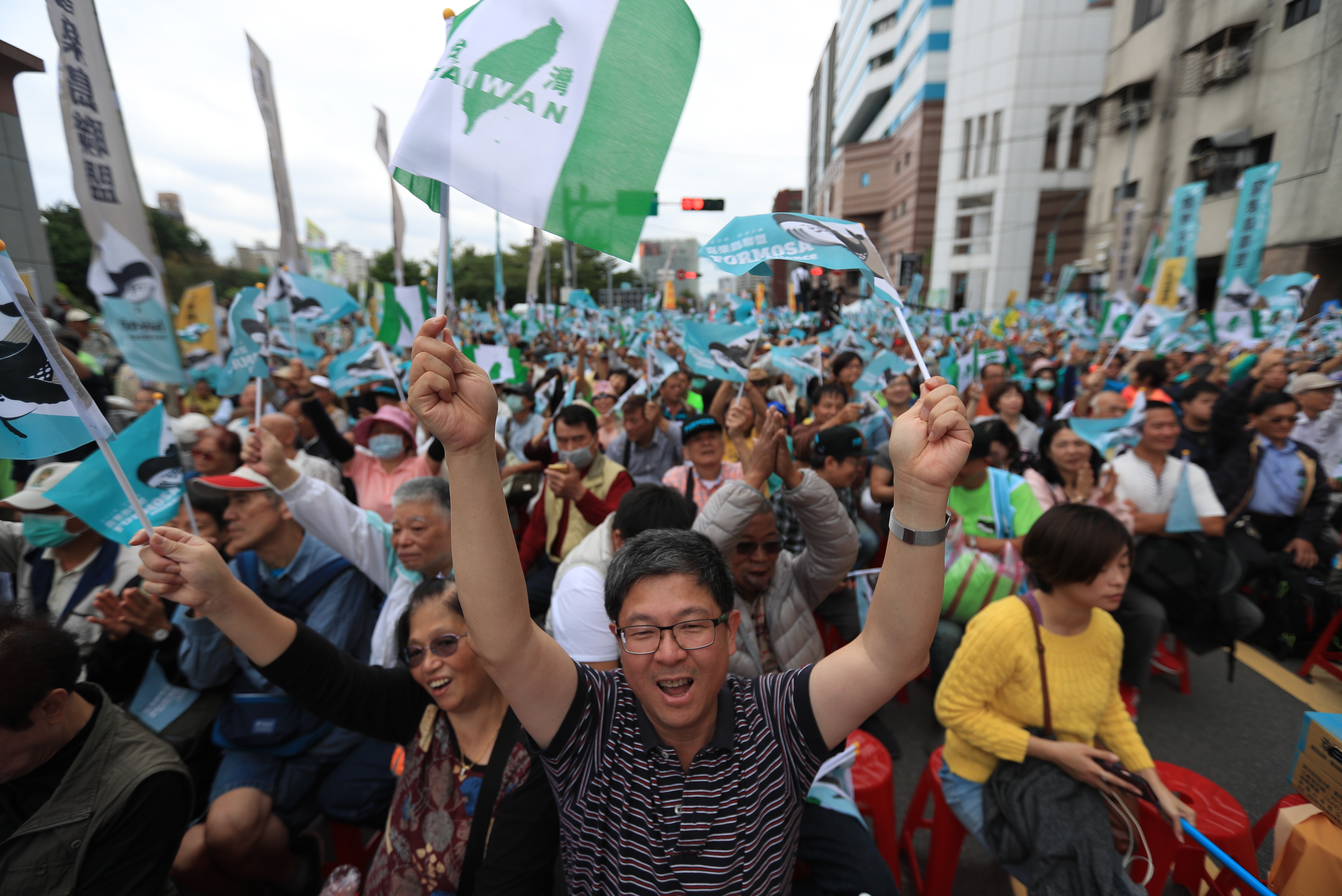 epa07106258 Taiwan pro-independece protesters, hold placards and shout slogans during a protest in Taipei, Taiwan, 20 October 2018. The protesters were calling for government action for a referendum for Taiwanese independence from China.  EPA/RITCHIE B. TONGO