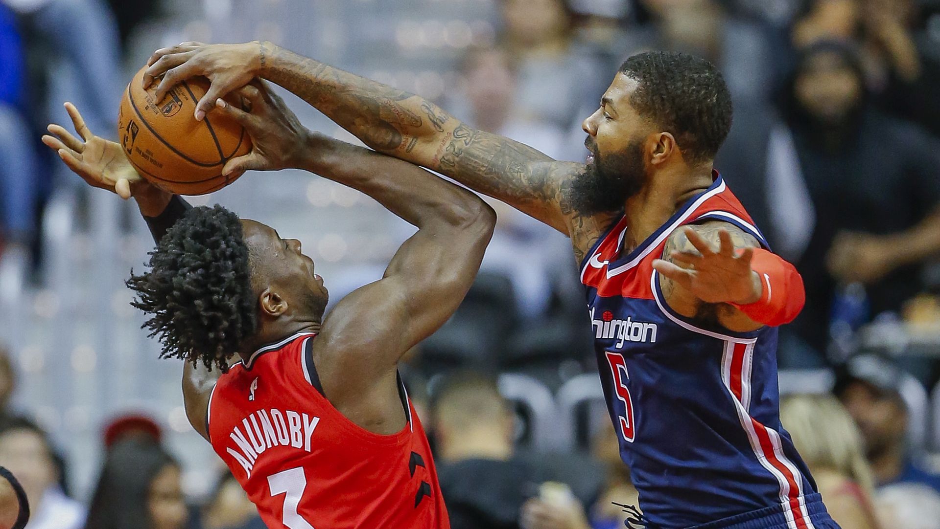 epa07108226 Toronto Raptors forward OG Anunoby (L) of England in action against Washington Wizards forward Markieff Morris (R) during the first half of the NBA basketball game between the Toronto Raptors and the Washington Wizards at the CapitalOne Arena in Washington, DC, USA, 20 October 2018.  EPA/ERIK S. LESSER  SHUTTERSTOCK OUT