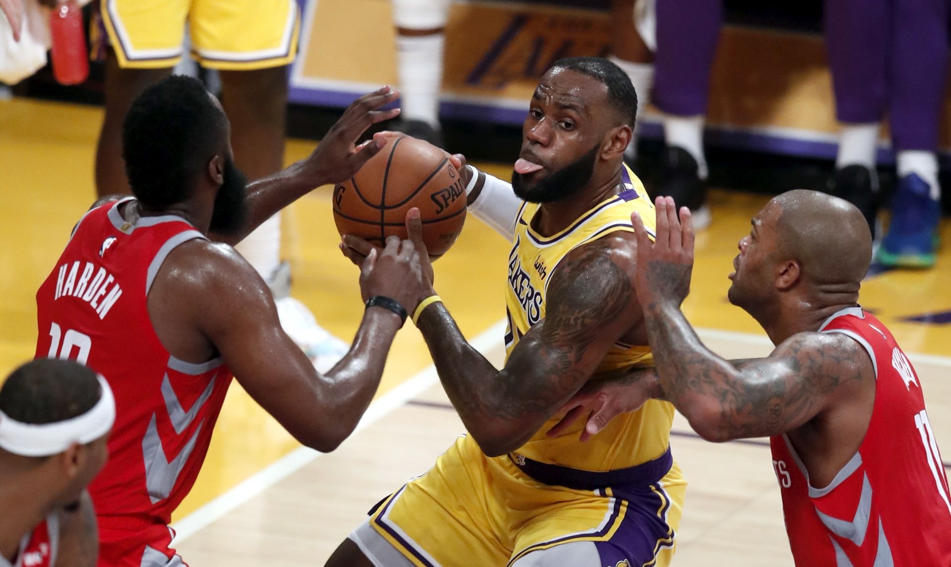 epa07108542 Los Angeles Lakers forward LeBron James (C) is defended by Houston Rockets forward PJ Tucker (R) and teammate James Harden (L) during the NBA basketball game between the Los Angeles Lakers and the Houston Rockets at the Staples Center in Los Angeles, California, USA, 20 October 2018.  EPA/MIKE NELSON  SHUTTERSTOCK OUT