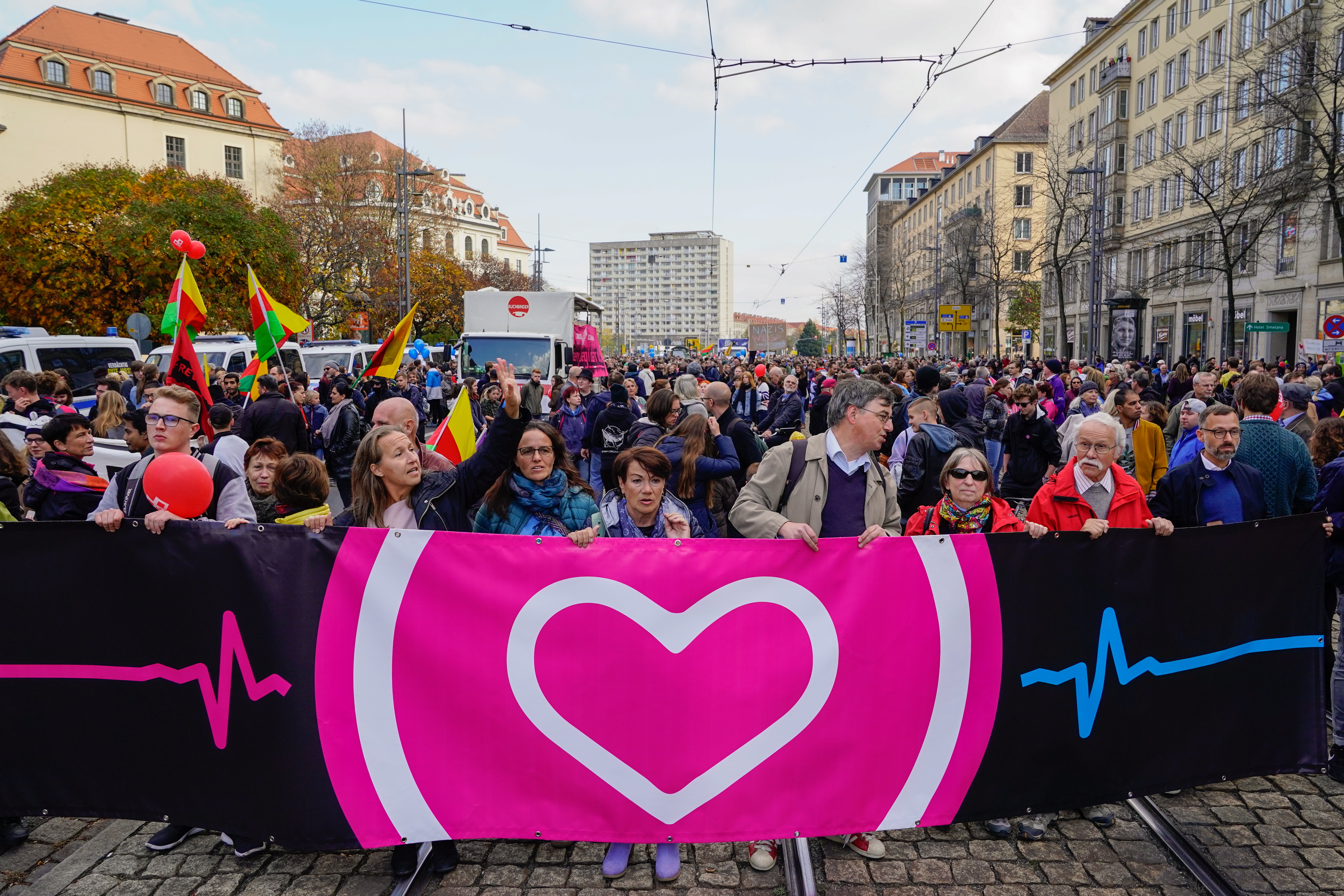 epa07109252 Participants of a demonstration against the PEGIDA (Patriotic Europeans Against the Islamisation of the Occident) movement march in Dresden, Germany, 21 October 2018. Supporters of the far-right, anti-Islam PEGIDA movement gathered in Dresden to celebrate its fourth anniversary.  EPA/ALEXANDER BECHER