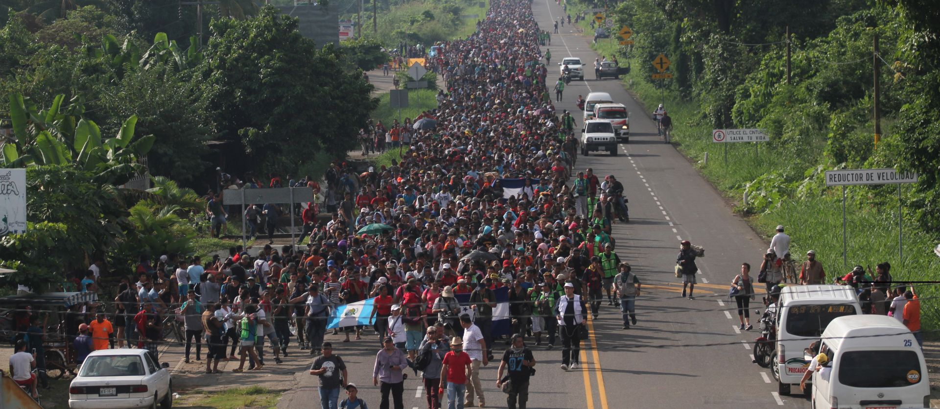 epa07109815 Honduran migrants continue their way to the city of Tapachula, a journey bound to their goal, the United States after spend the night in CuauhtA©moc City, in the state of Chiapas, Mexico, later tearing down the steel fence of the border line between Guatemala and Mexico. According to sources of Civil Protection of Mexico, there are more than 3,000 migrants who travel the almost 40 kilometers between Ciudad Hidalgo and Tapachula, the second most important city in the Mexican state of Chiapas, where they have announced that they will spend the night.  EPA/Maria de la Luz Ascencio