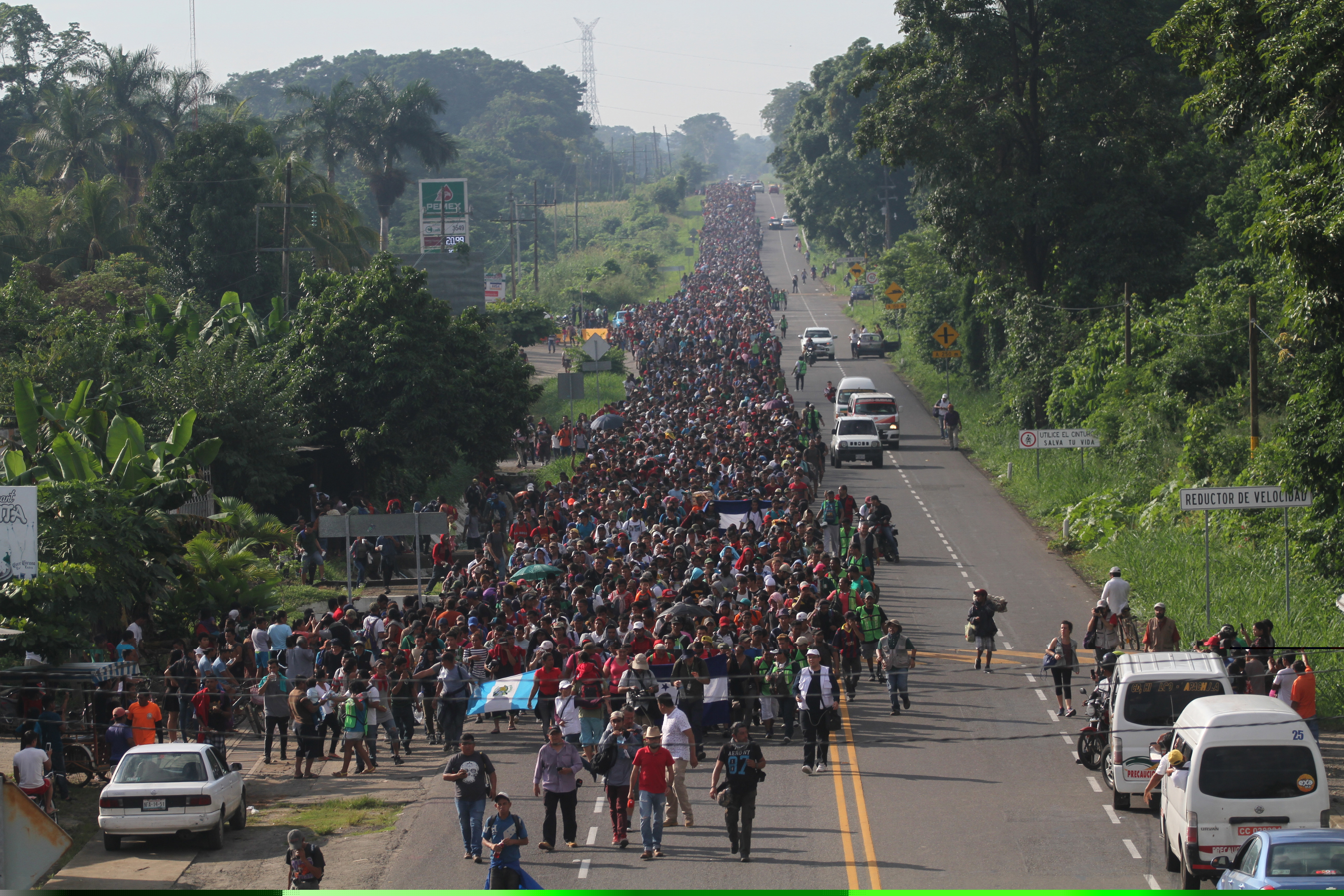 epa07109815 Honduran migrants continue their way to the city of Tapachula, a journey bound to their goal, the United States after spend the night in CuauhtA©moc City, in the state of Chiapas, Mexico, later tearing down the steel fence of the border line between Guatemala and Mexico. According to sources of Civil Protection of Mexico, there are more than 3,000 migrants who travel the almost 40 kilometers between Ciudad Hidalgo and Tapachula, the second most important city in the Mexican state of Chiapas, where they have announced that they will spend the night.  EPA/Maria de la Luz Ascencio