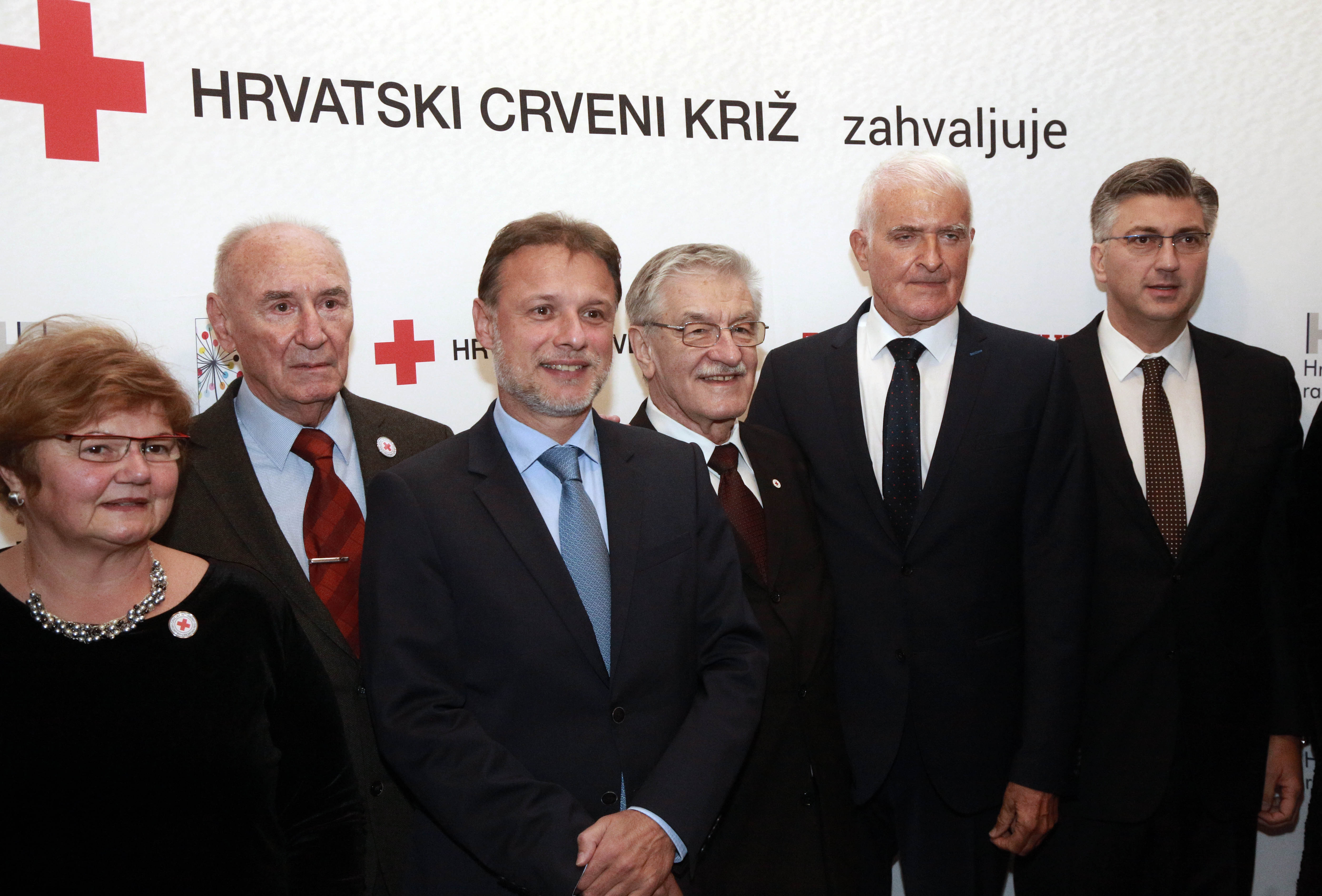 Zagreb, 21.10.2018 - Hrvatski crveni križ obilježio je 140 godina rada svečanošću u Hrvatskom narodno kazalištu i nakon toga, u suradnji s Hrvatskom radiotelevizijom, humanitarnom akcijom "Uz nas niste sami – za dostojanstven život“. Svečanost i humanitarni koncert održan je pod pokroviteljstvom predsjednice Republike Kolinde Grabar Kitarović, Vlade, Hrvatskog sabora i gradonačelnika grada Zagreba Milana Bandića. Na slici Nada Murganić, Franjo Gregurić, Gordan Jandroković, Josip Jelić, Zvonko Kusić i Andrej Plenković.
Foto HINA/ Dario GRZELJ/ dag