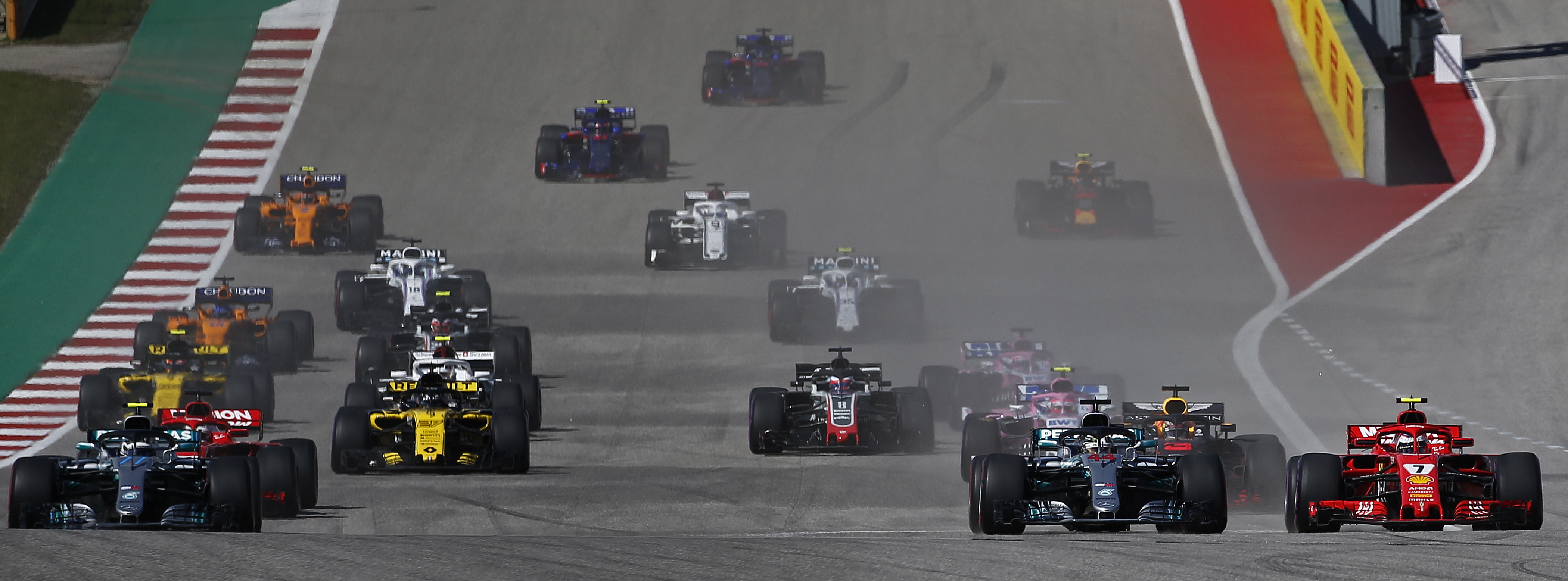 epa07110013 British Formula One driver Lewis Hamilton of Mercedes AMG GP (L) and Finnish Formula One driver Kimi Raikkonen of Scuderia Ferrari (R) come over the hill during the United States Formula One Grand Prix race at the Circuit of the Americas, in Austin, Texas, USA, 21 October 2018.  EPA/LARRY W. SMITH