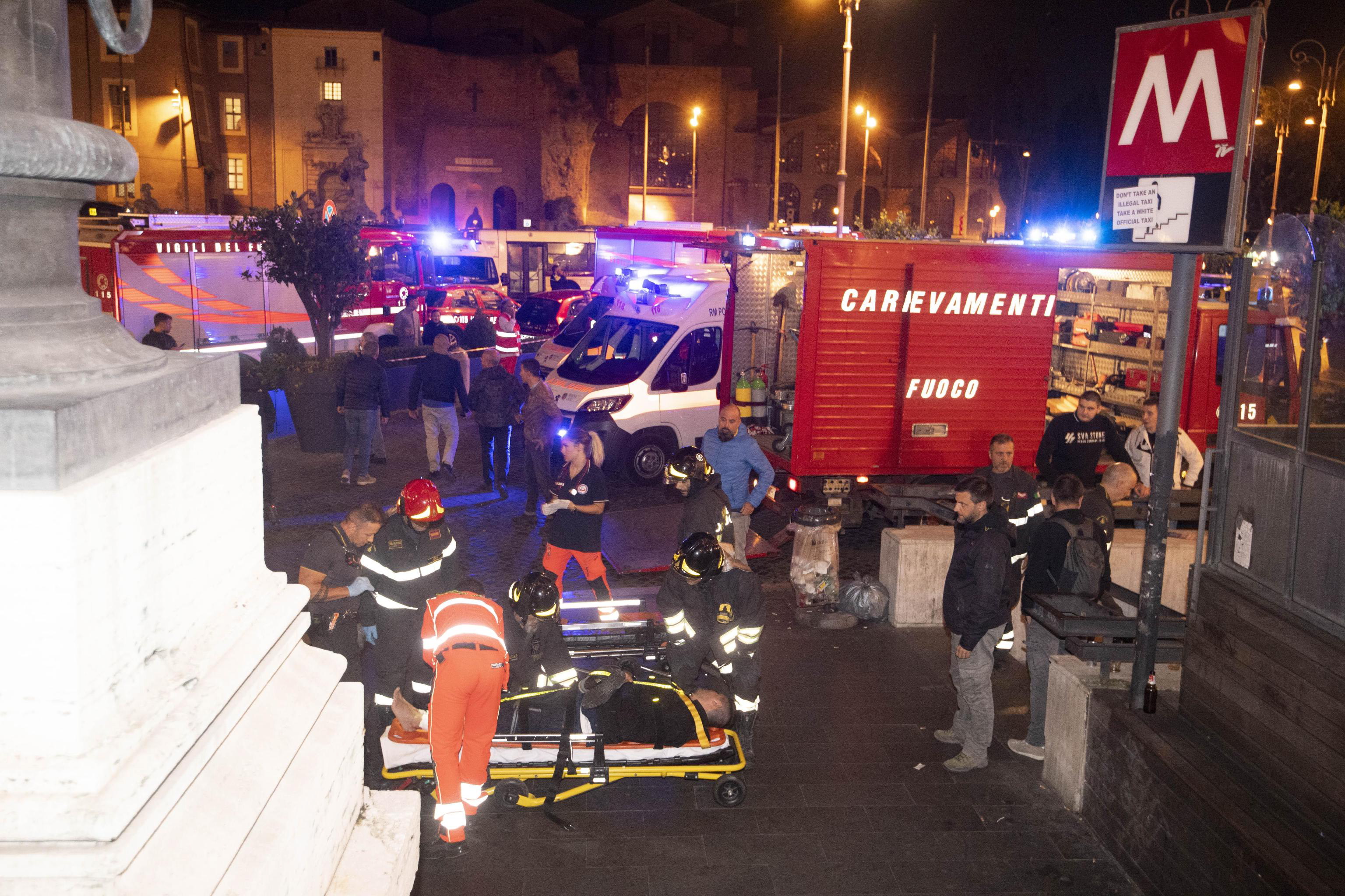 epa07114230 A person wounded after the collapse of the escalator in the 'Repubblica' subway station in Rome, Italy, 23 October 2018, is taken away by emergency personnel. At least 10 people were injured in the incident.  EPA/PERI-PERCOSSI