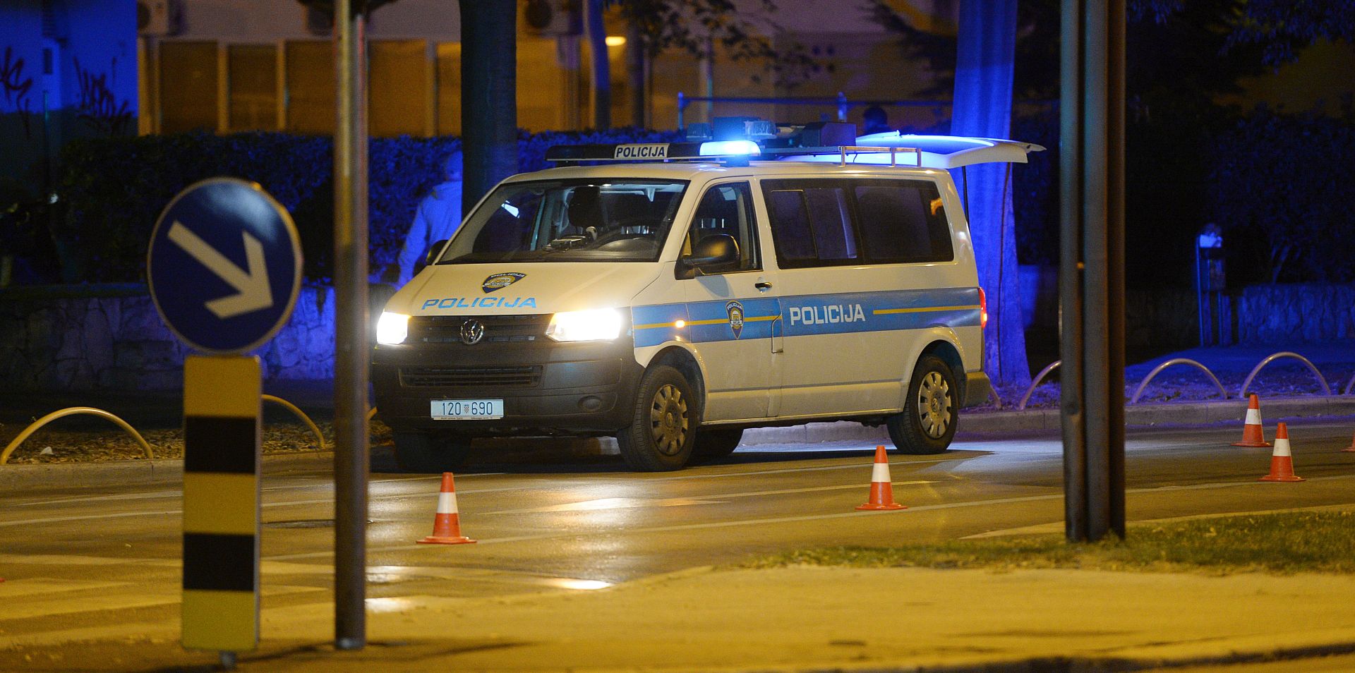Split, 23.10.2018 - U tekoj prometnoj nesreæi u Splitu u utorak naveèer poginula je pjeakinja kad je na nju naletio crni audi. Na slici pripadnici policije tijekom oèevida.
foto HINA/ Mario STRMOTIÆ /ds