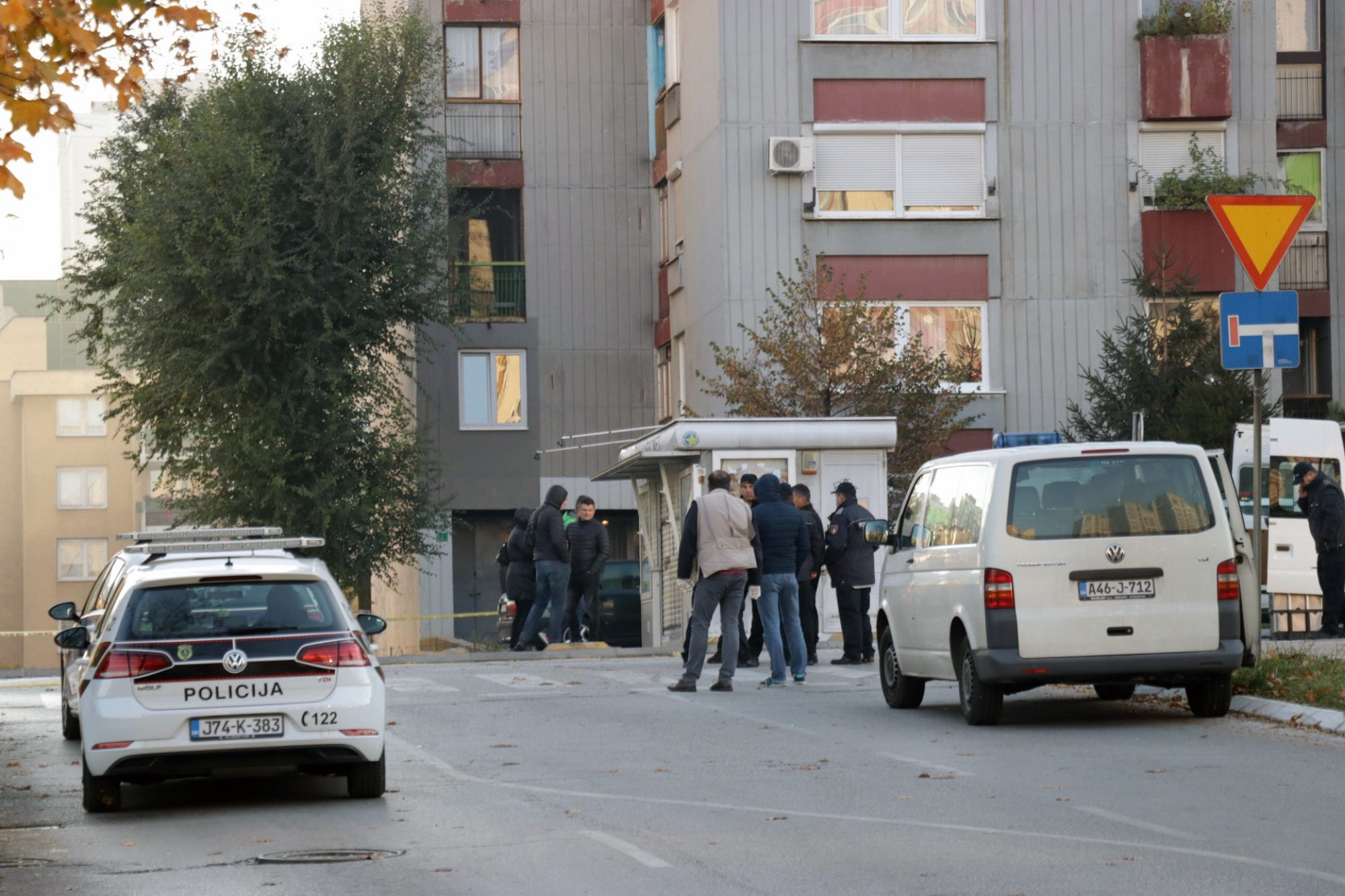 Sarajevo, 26.10.2018 - Jedan policajac je ubijen a drugi teko ranjen u Sarajevu u petak ujutro kada su pokuavali sprijeèiti kraðu vozila u naselju Alipaino polje. Policiji je pokuaj pljaèke prijavljen u ranim jutarnjim satima a kada je policijsko vozilo stiglo na mjesto zloèina kradljivci su zapucali na policajce.
foto HINA /FENA/ Almir Raziæ/ ua