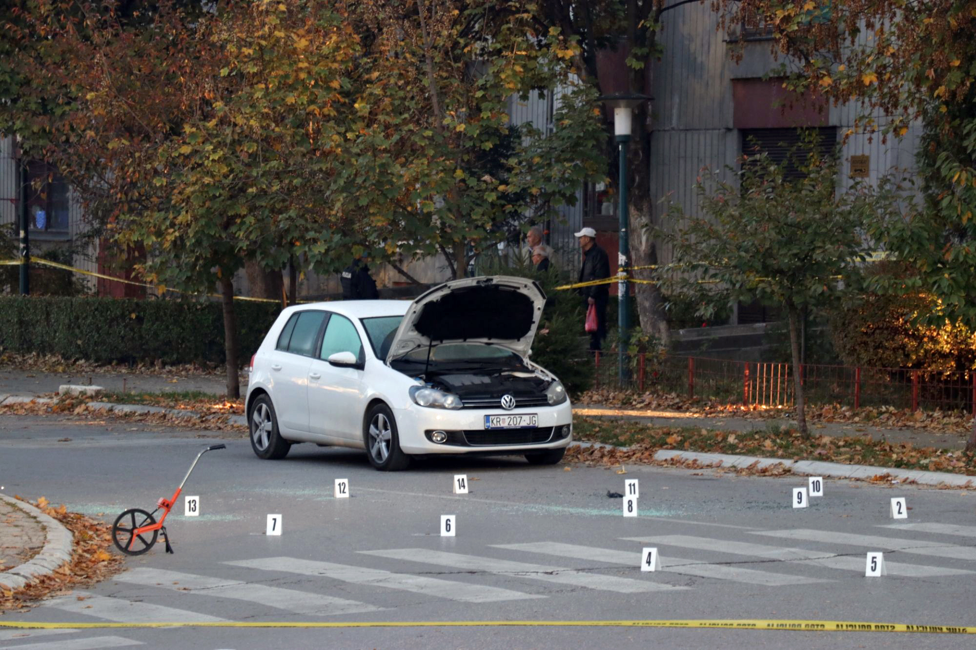 Sarajevo, 26.10.2018 - Jedan policajac je ubijen a drugi teko ranjen u Sarajevu u petak ujutro kada su pokuavali sprijeèiti kraðu vozila u naselju Alipaino polje. Policiji je pokuaj pljaèke prijavljen u ranim jutarnjim satima a kada je policijsko vozilo stiglo na mjesto zloèina kradljivci su zapucali na policajce.
foto HINA /FENA/ Almir Raziæ/ ua