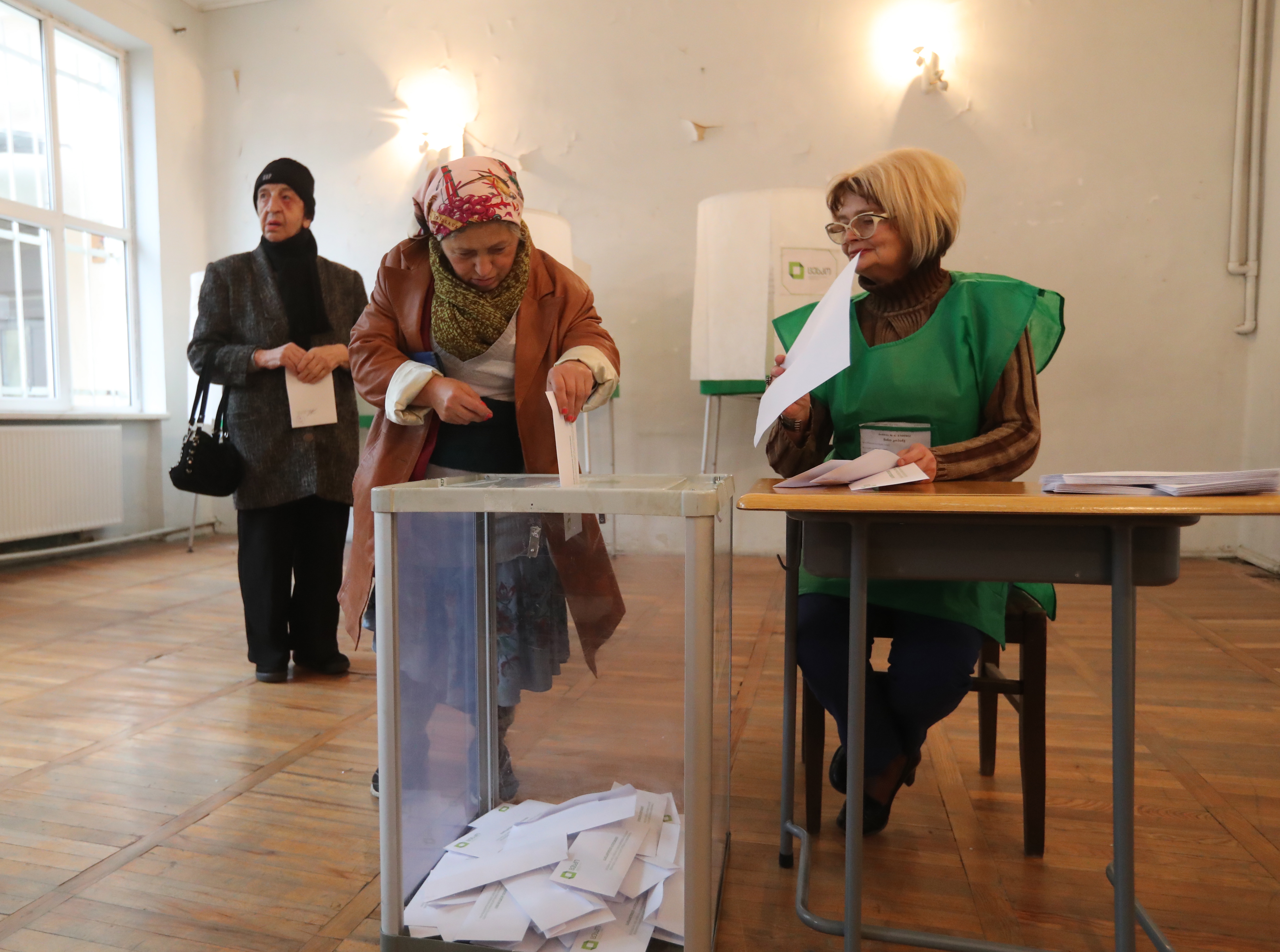 epa07125775 An elderly woman casts her ballot at a polling station during the presidential elections, in Tbilisi, Georgia, 28 October 2018. Georgia holds its final direct presidential election on 28 October 2018. Due to a constitutional amendment, future presidents will be elected by a College of Electors.  EPA/ZURAB KURTSIKIDZE