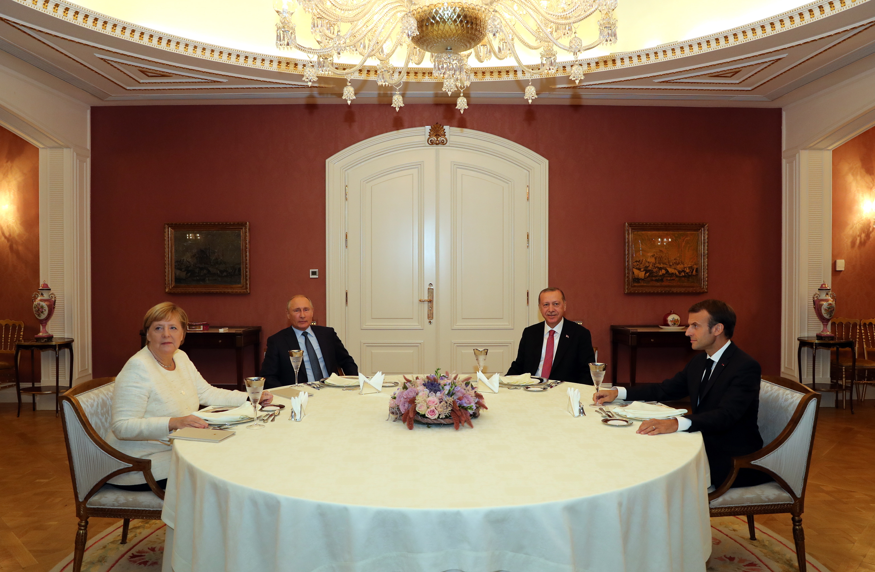 epa07125440 Turkish President Recep Tayyip Erdogan (2-R),  French President Emmanuel Macron (R), German Chancellor Angela Merkel (L) and  Russian President Vladimir Putin (2-L) poses for dinner at the presidential Vahdettin Mansion after the  Syria summit in Istanbul, Turkey, 27 October 2018. Turkish President Recep Tayyip Erdogan, Russian President Vladimir Putin, German Chancellor Angela Merkel, and French President Emmanuel Macron are set to meet in Istanbul to plan a political resolution for the conflict in Syria.  EPA/KAYHAN OZER / POOL