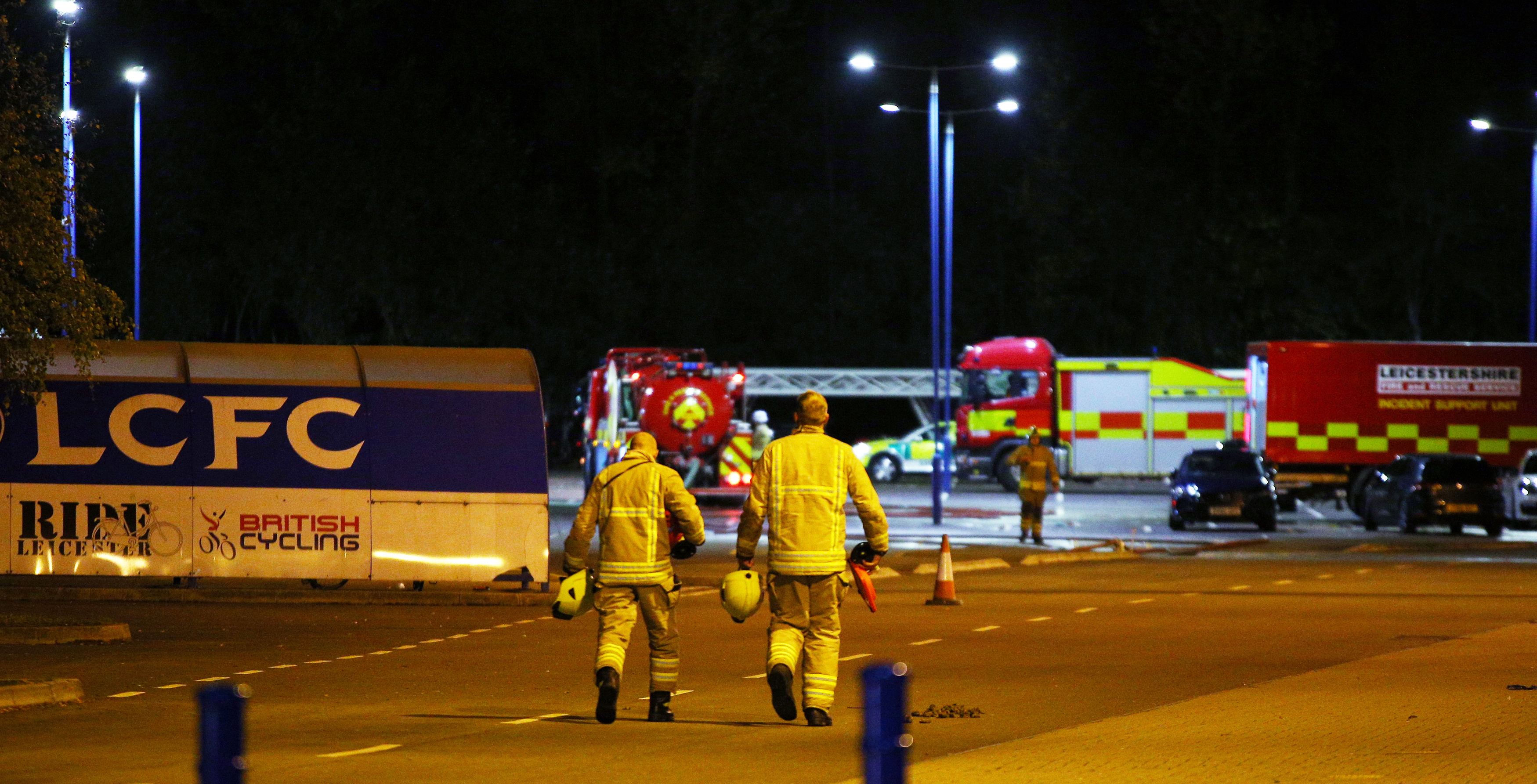 epa07125303 Emergency services at the scene where a helicopter has crashed outside the King Power stadium in Leicester,  Britain, 27 October 2018. According to reports on 27 October 2018, a helicopter of Leicester City owner Vichai Srivaddhanaprabha, has crashed and burst into flames outside King Power Stadium in Leicester after the Premier League soccer match between Leicester City and West Ham United. It is still unclear if Srivaddhanaprabha was onboard.  EPA/TIM KEETON