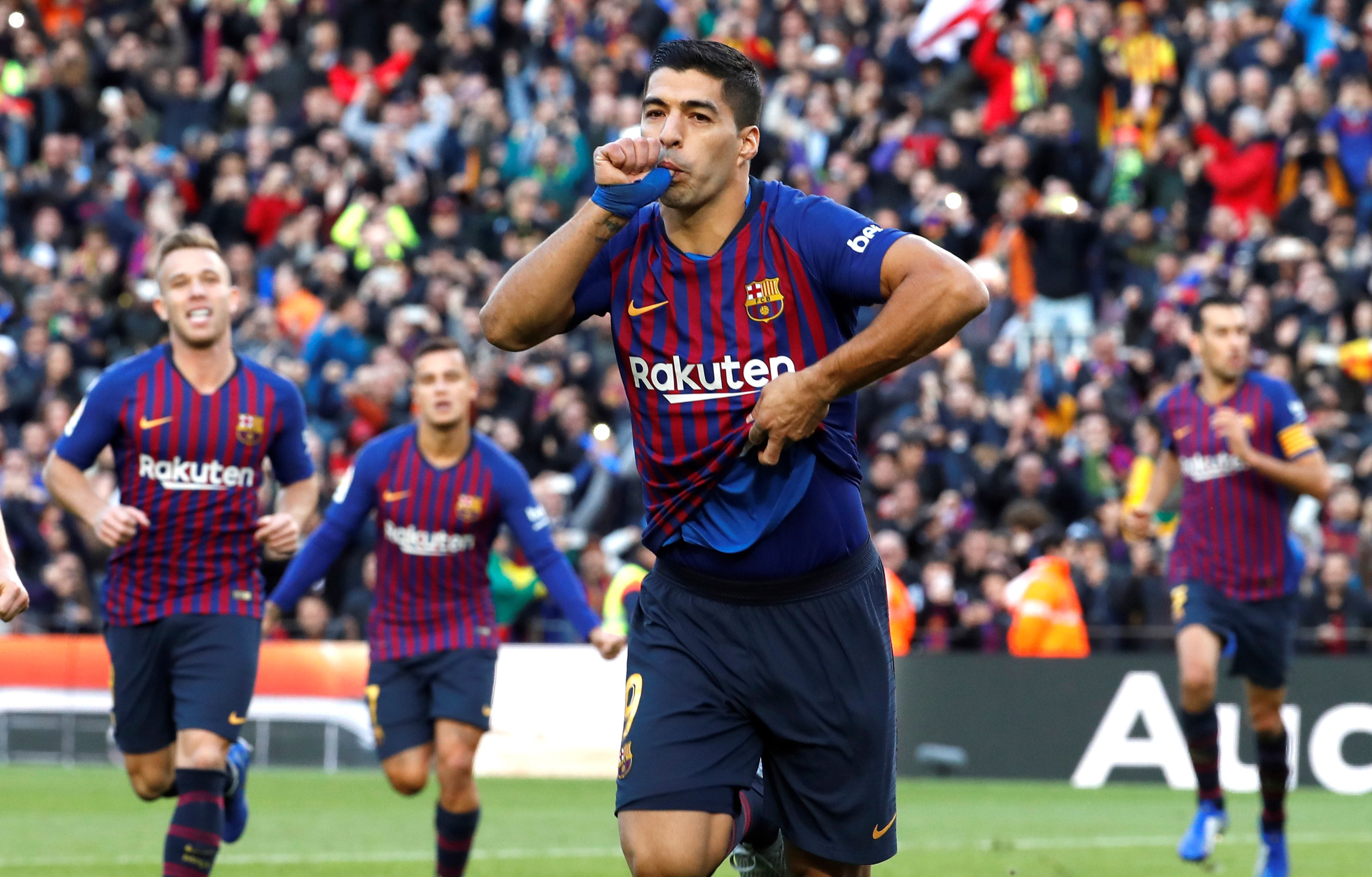 epa07126970 FC Barcelona's Luis Suarez (C) celebrates after scoring the 2-0 lead during a Spanish LaLiga soccer match between FC Barcelona and Real Madrid at the Camp Nou stadium in Barcelona, north eastern Spain, 28 October 2018.  EPA/TONI ALBIR
