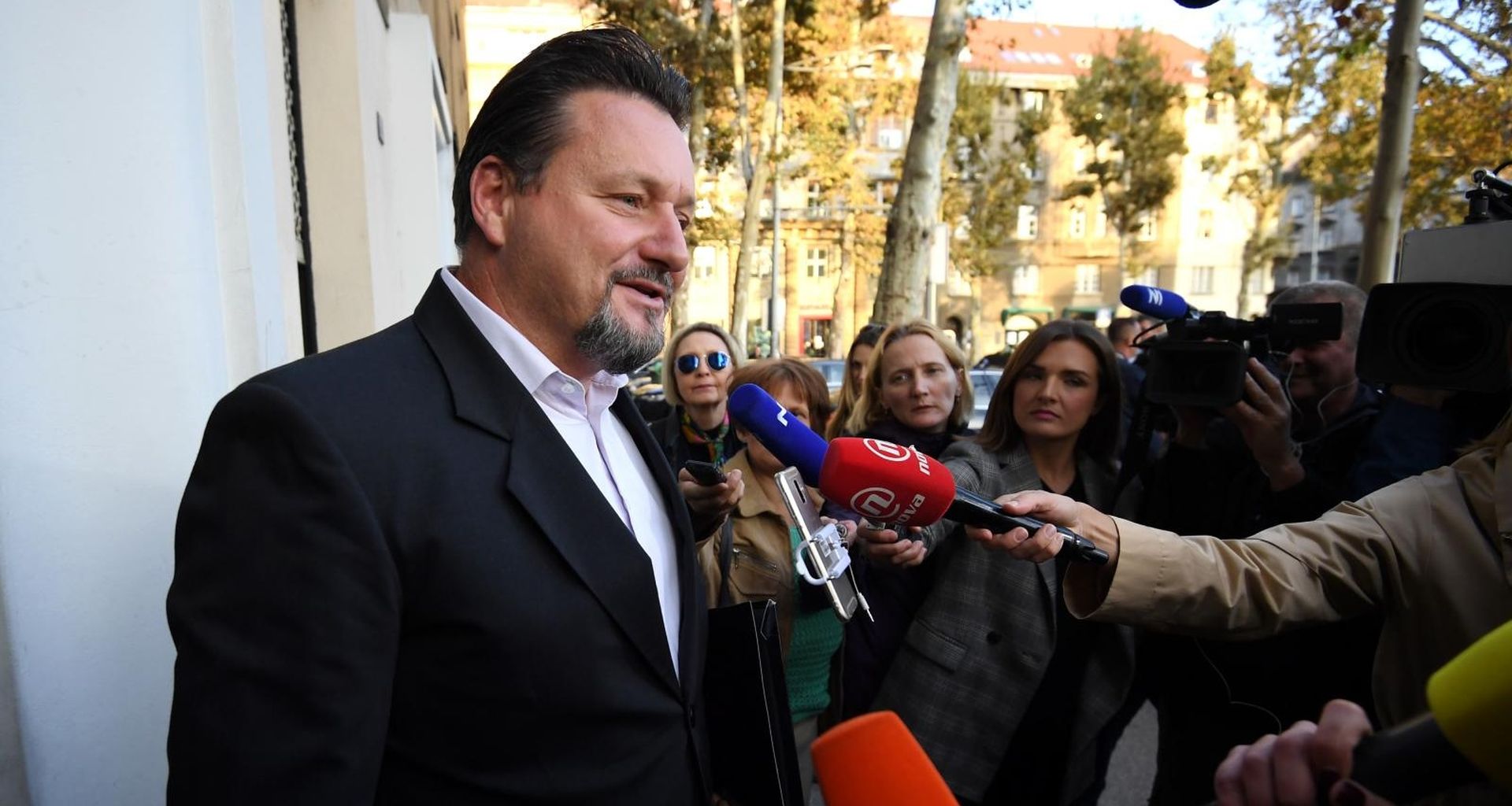 Zagreb: Dolazak na sjednicu Predsjedništva i Nacionalnog vijeća HDZ-a 02.10.2018., Zagreb - Lovro Kuscevic daje izjavu za medije prije pocetka sjednice Predsjednistva i Nacionalnog vijeca HDZ-a. 

Photo: Marko Lukunic/PIXSELL