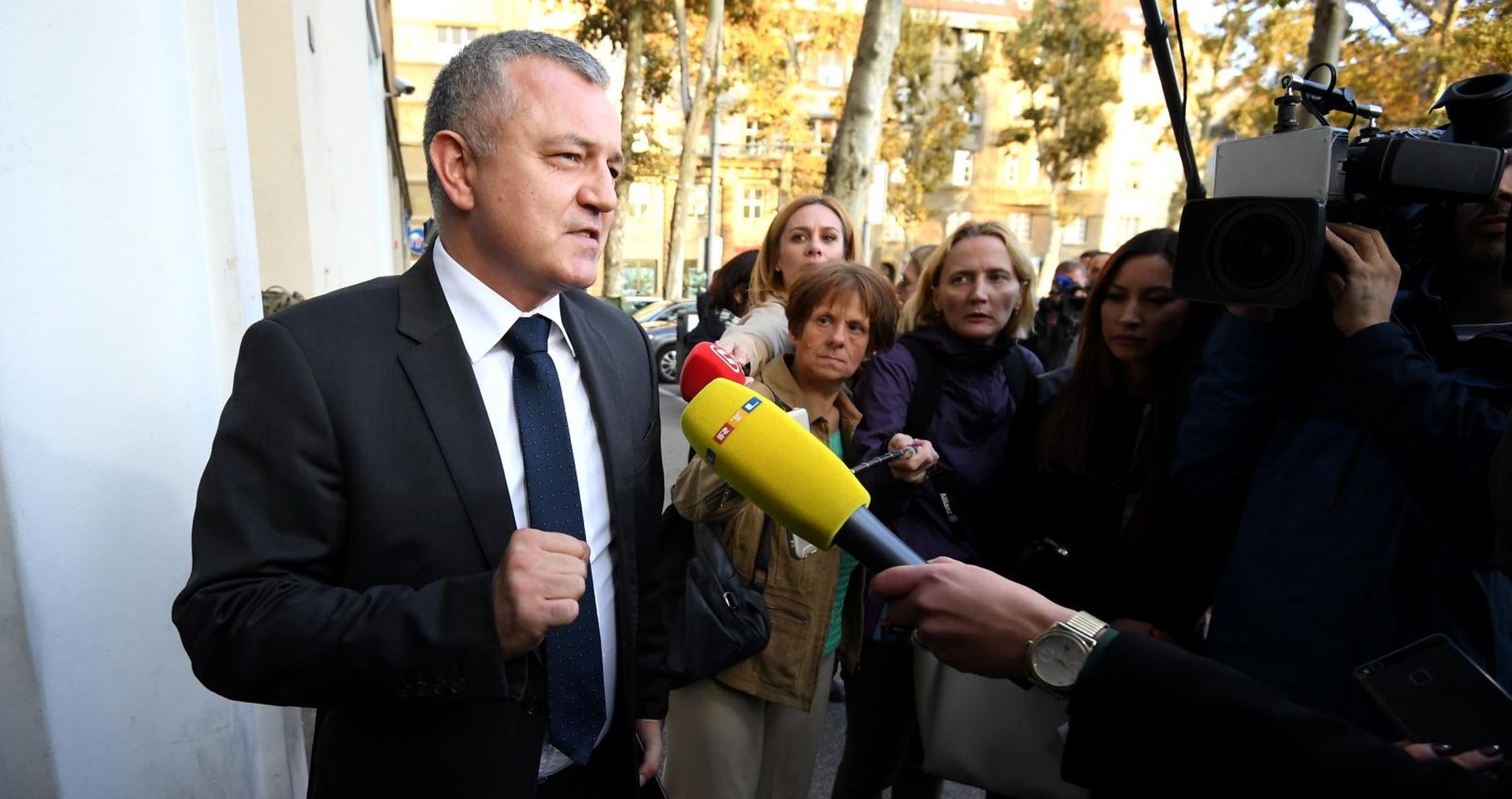 Zagreb: Dolazak na sjednicu Predsjedništva i Nacionalnog vijeća HDZ-a 02.10.2018., Zagreb - Darko Horvat daje izjavu za medije prije pocetka sjednice Predsjednistva i Nacionalnog vijeca HDZ-a. 

Photo: Marko Lukunic/PIXSELL