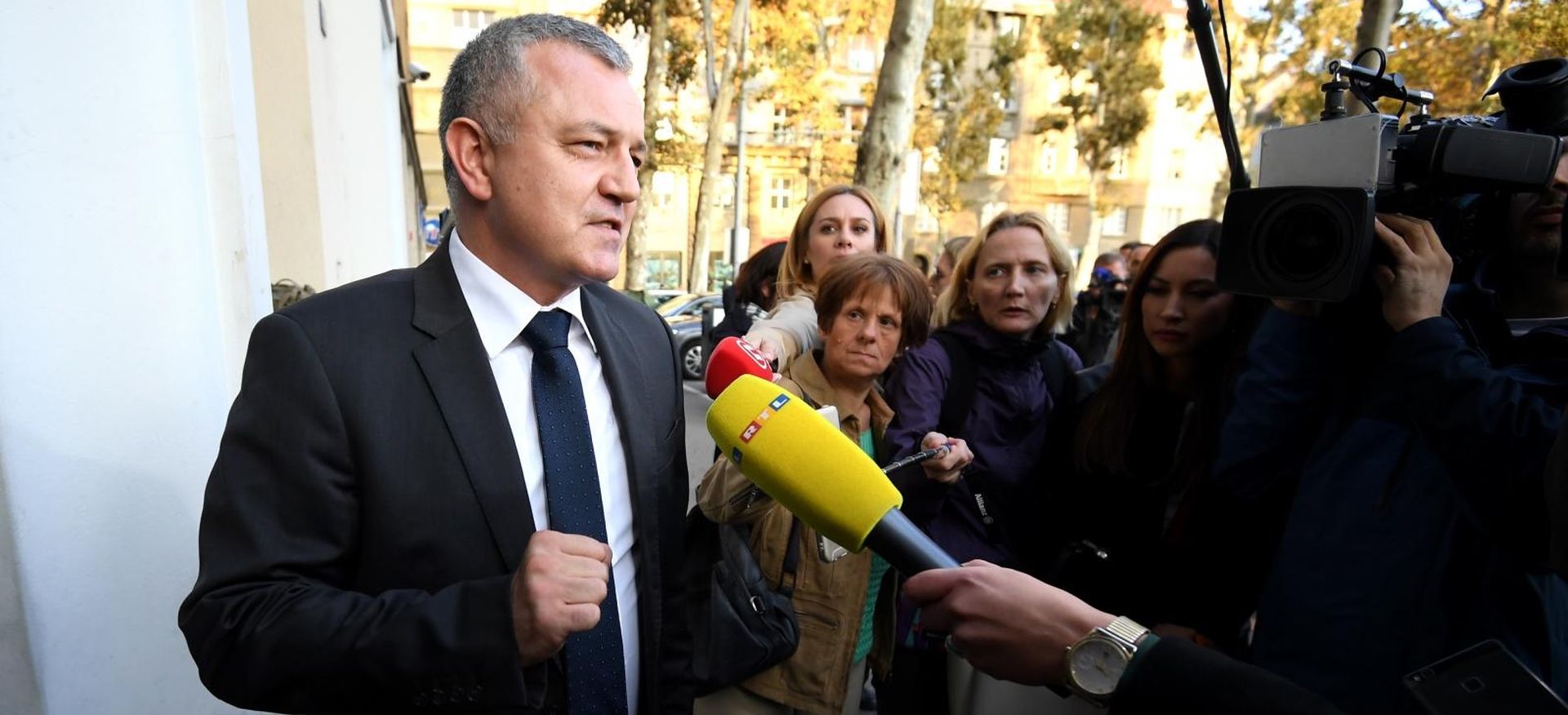 Zagreb: Dolazak na sjednicu Predsjedništva i Nacionalnog vijeća HDZ-a 02.10.2018., Zagreb - Darko Horvat daje izjavu za medije prije pocetka sjednice Predsjednistva i Nacionalnog vijeca HDZ-a. 

Photo: Marko Lukunic/PIXSELL