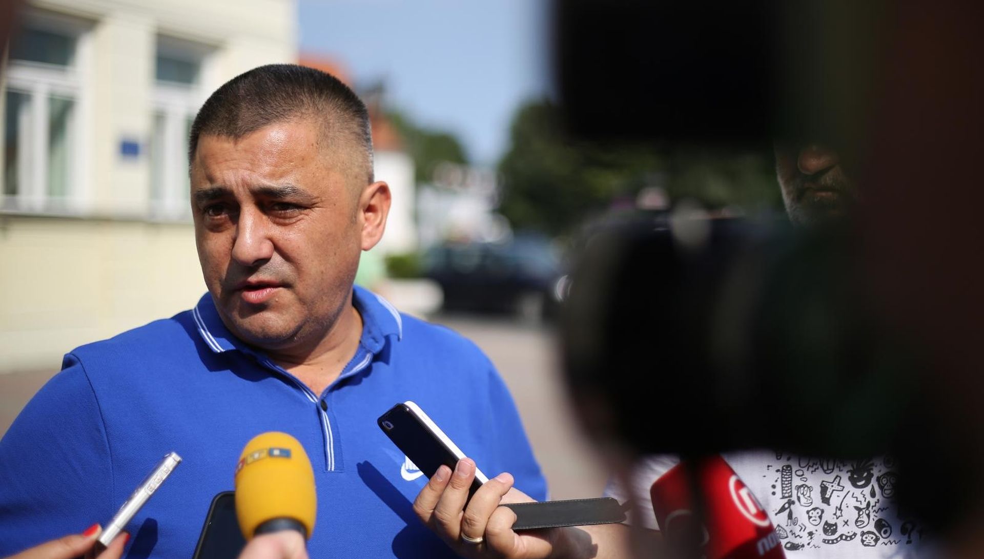 03.07.2015., Djurdjanci - Obitelj Markic nezadovoljna javnim natjecajem grada Djakova za dodjelu poljoprivrednog zemljista krenula je sa stotinjak grla pjesice do Djakova odrzati prosvjed. Zoran Vinkovic, gradonacelnik Djakova.
Photo: Marko Mrkonjic/PIXSELL