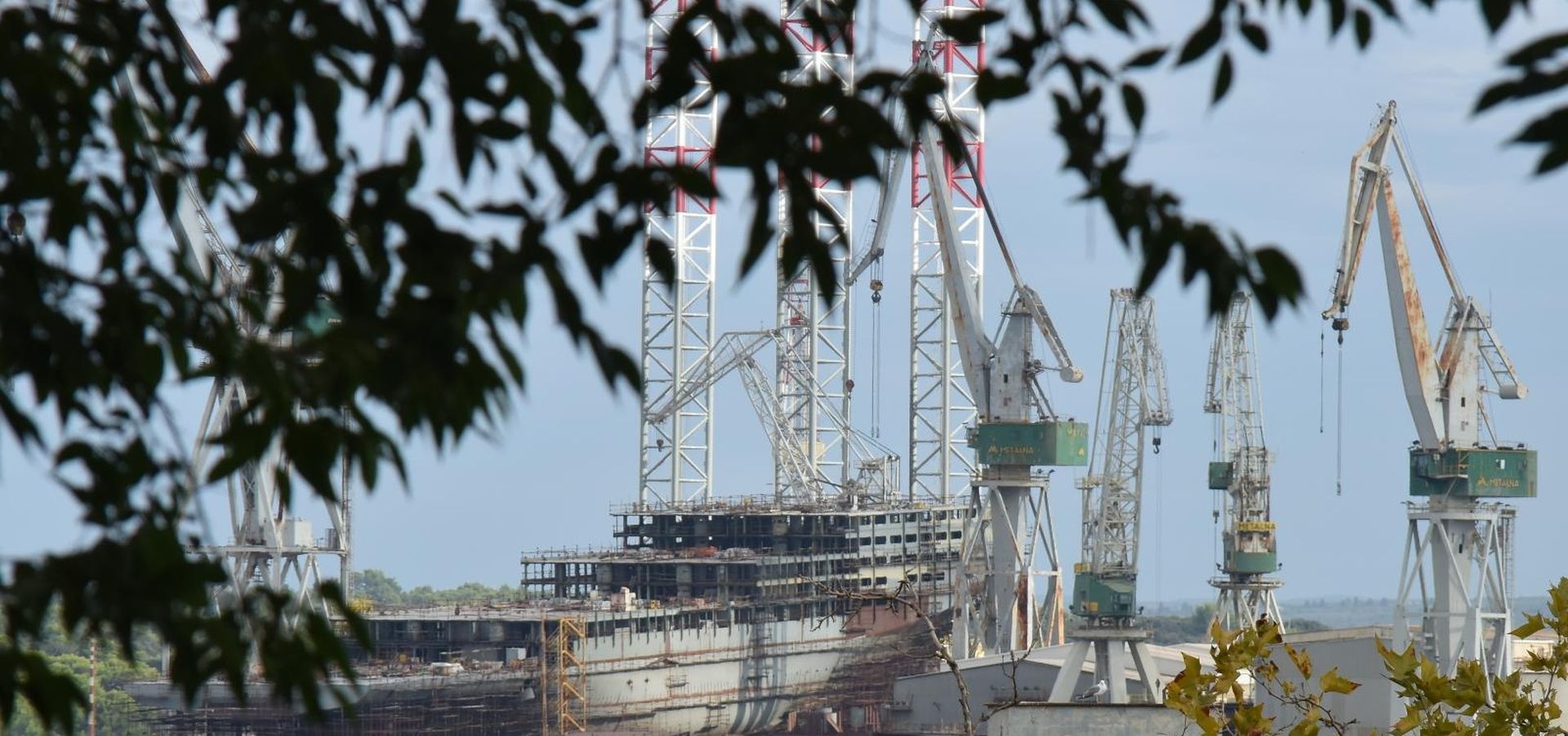 Radnici Uljanika nakon sedmodnevnog štrajka ponovno na radnim mjestima 03.09.2018., Pula - Radni dan zapoceo u brodogradilistu Uljanik. Nakon sto su im isplacene place okoncan je sedmodnevni strajk radnika koji se se vratili na radna mjesta.
Photo: Dusko Marusic/Pixsell
