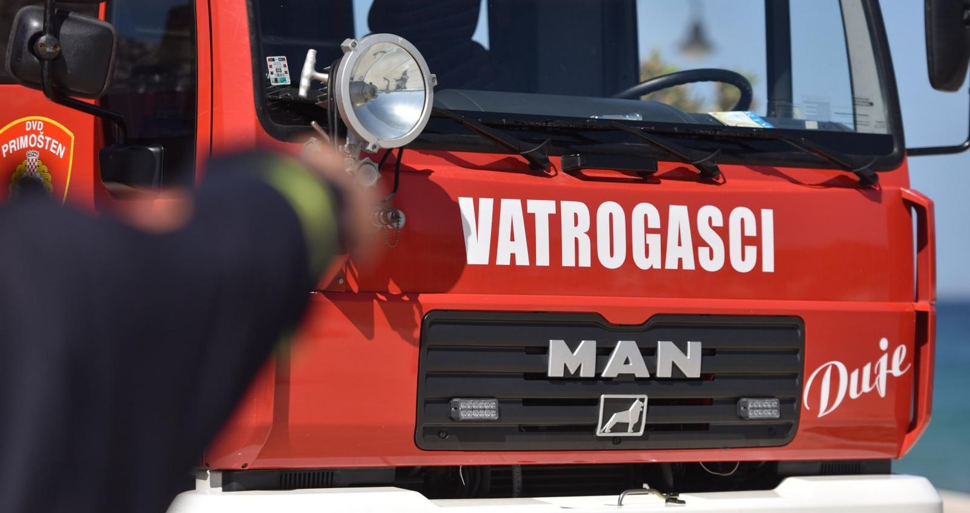 04.05.2018., Primosten - Povodom blagdana sv. Florijana, zastitnika vatrogasaca, clanovi DVD-a Primosten organizirali su dan otvorenih vrata te su velikom broju djece i znatizeljnim turistima pokazivali svoje vjestine. Na danu otvorenih vrata sudjelovao je i jedan kanader. 

Photo: Hrvoje Jelavic/PIXSELL
