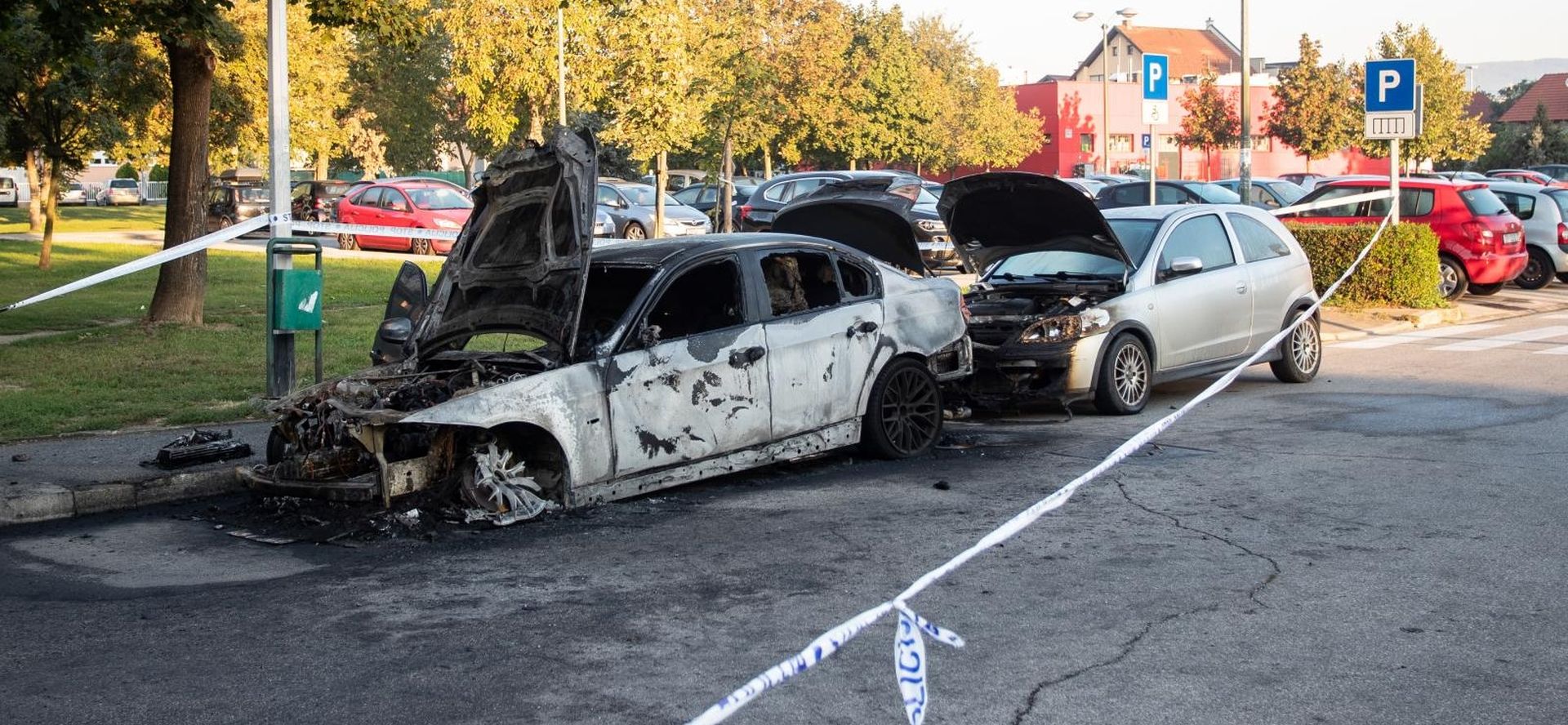 Zagreb: U Prečkom izgorjela dva automobila 05.10.2018., Zagreb - Na parkiralistu u Sibeliusovoj ulici u zagrebackom naselju Precko izgorjela su dva automobila. Policija osigurava mjesto palezi. 
Photo: Davor Puklavec/PIXSELL