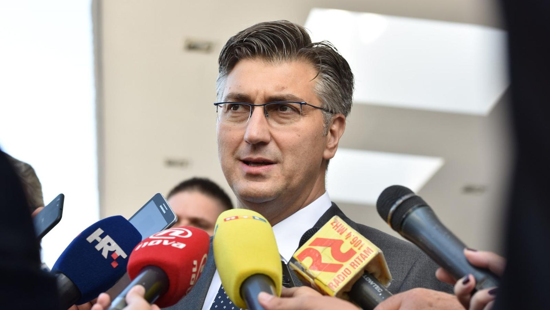 Šibenik: Andrej Plenković dao izjavu medijima 05.10.2018., Sibenik - Predsjednik Vlade RH Andrej Plenkovic daje izjavu medijima nakon obracanja na Danima regionalnog razvoja i EU fondova. Photo: Hrvoje Jelavic/PIXSELL