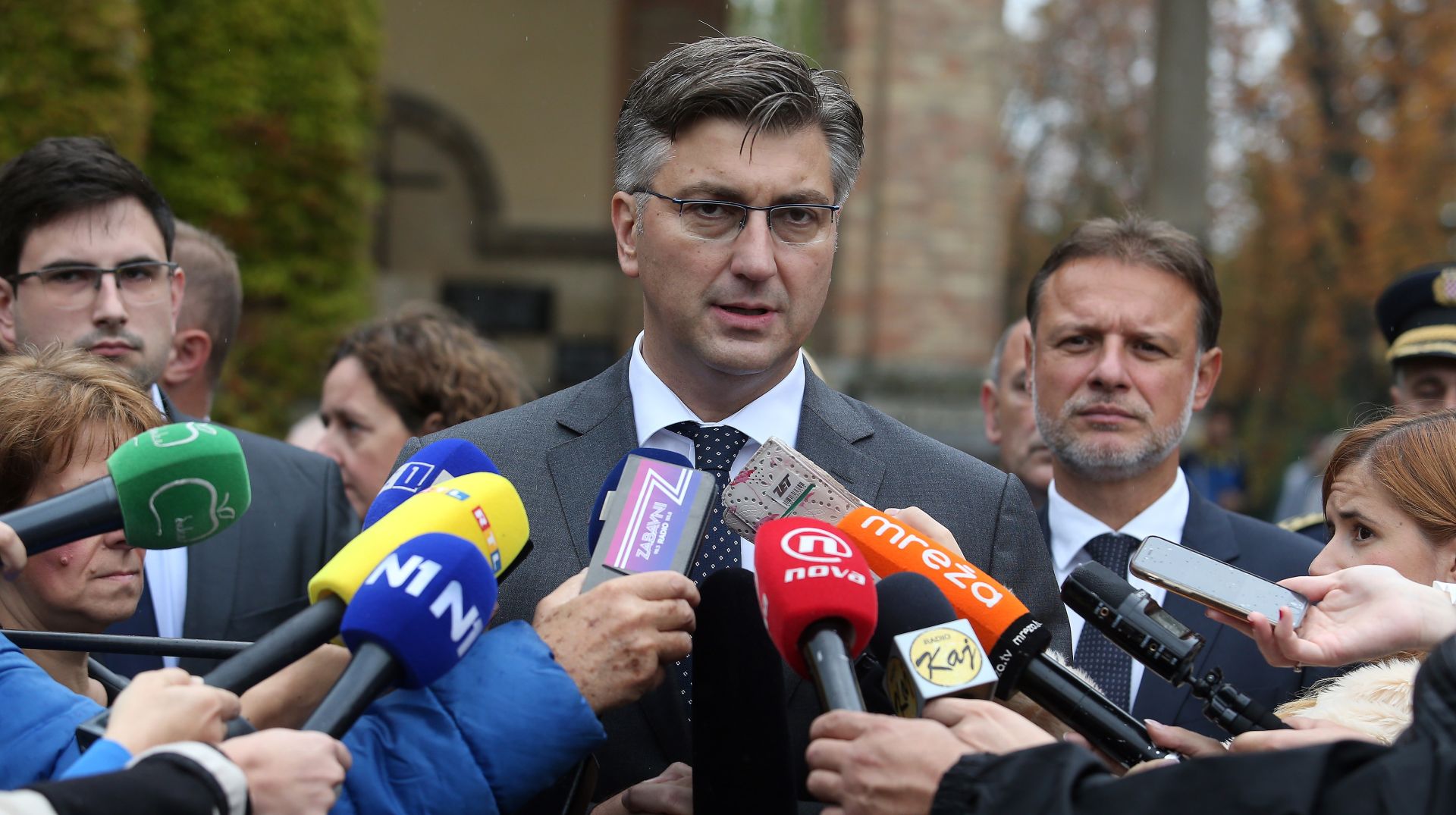 Vlada RH na Mirogoju položila vijence povodom Dana neovisnosti  08.10.2018., Zagreb - Svecano polaganje vijenaca vlade RH na groblju Mirogoj povodom Dana Neovisnosti. Vijence su polozili kod Zida boli, Sredisnjeg kriza i na grob dr. Franje Tudjmana. Andrej Plenkovic
Photo: Dalibor Urukalovic/PIXSELL