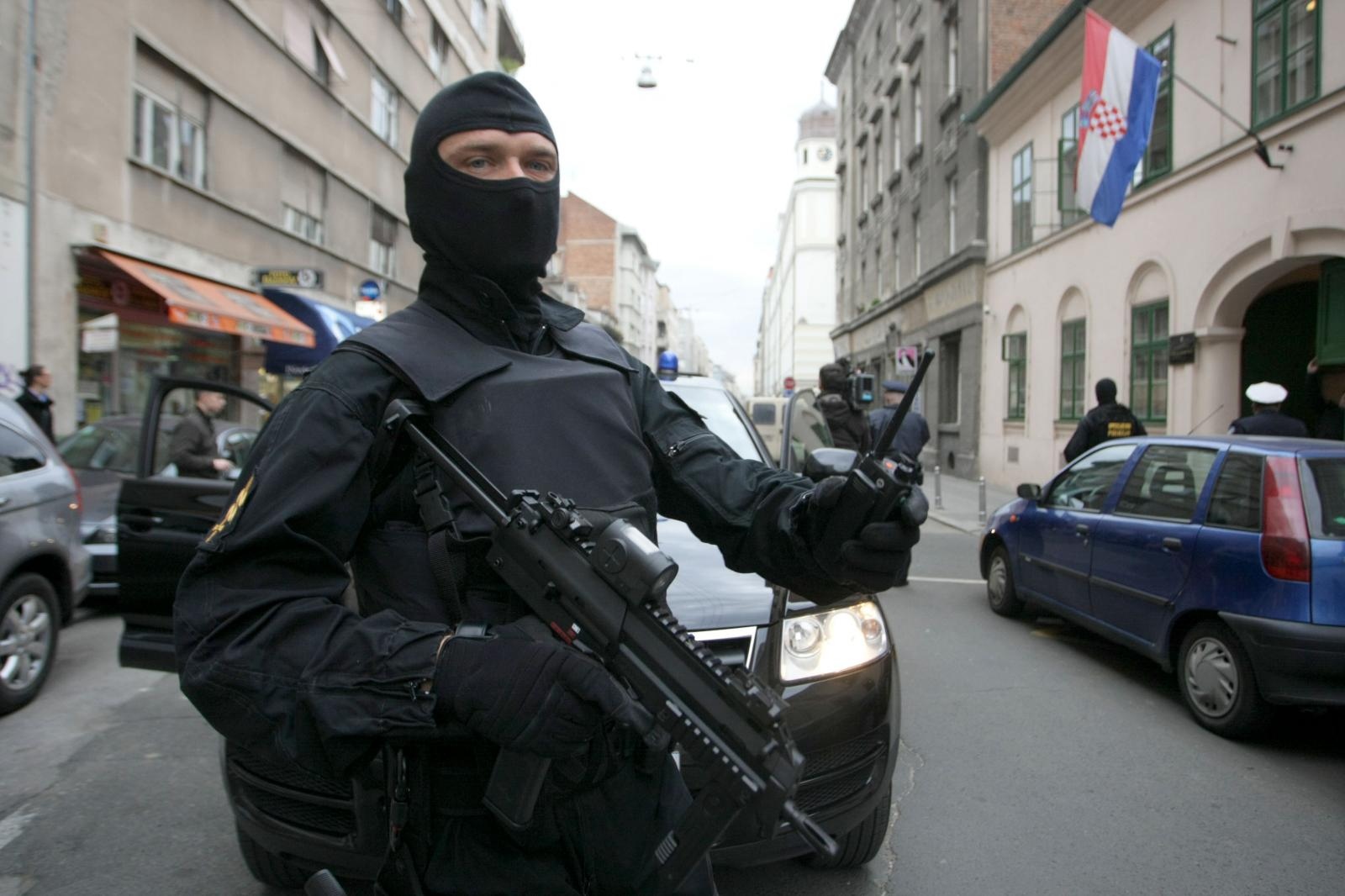 21.11.2008., Zagreb - Prpadnici specijalne policije osiguravaju staraznji ulaz Zupasnikog suda u Zagrebu u trenutku dok Vladimir Zagorec ulazi na sud. Vladimiru Zagorcu sudi se za kradju dragulja u MORH-u.
Photo: Zeljko Lukunic/24sata