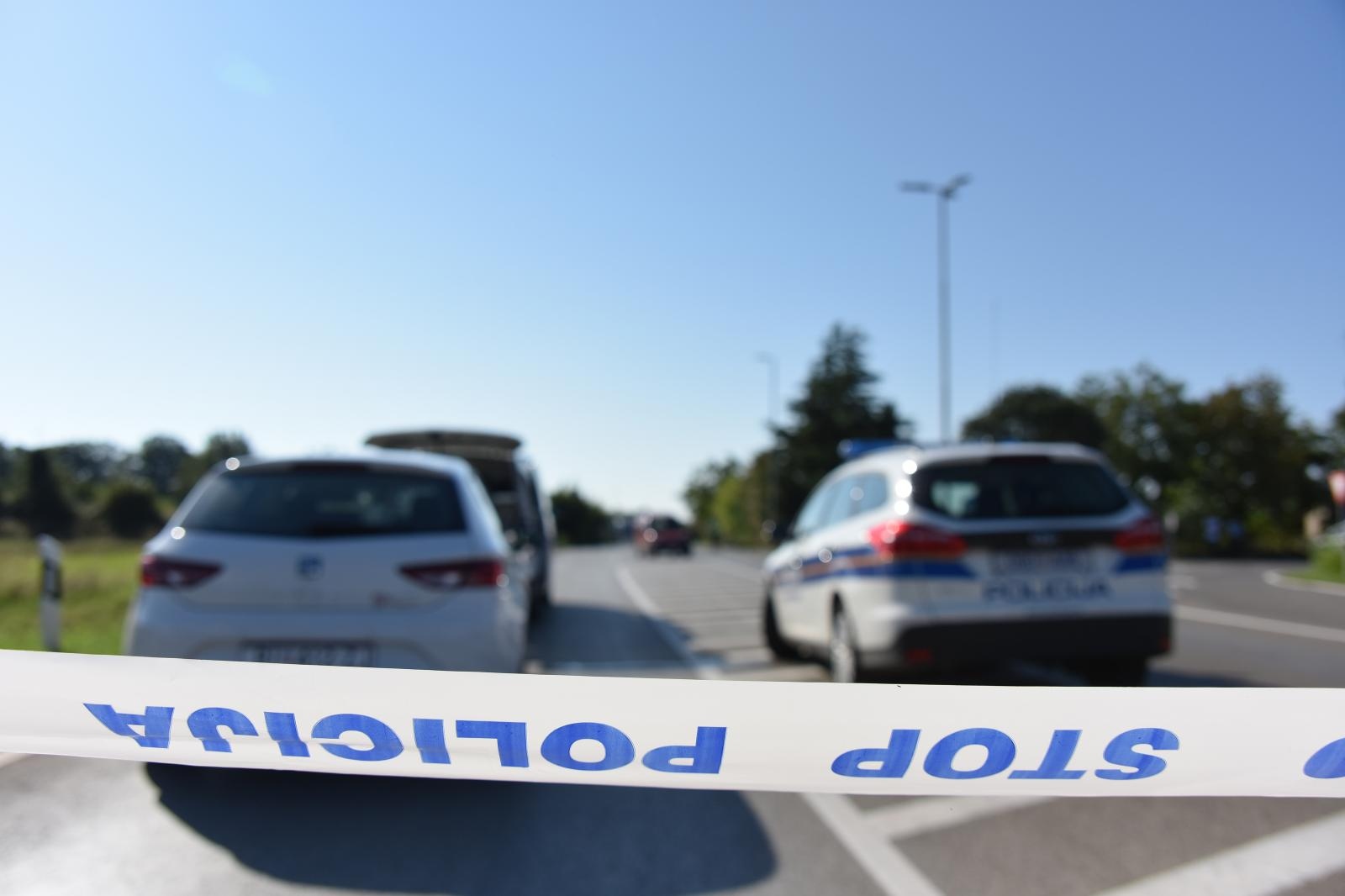 Pula: U prometnoj nesreći na Medulinskoj cesti stradao motociklist 09.09.2018., Pula - Jutros od 8.25 sati zatvoreno je raskrizje Z-5133 - Z-5119, odnosno Medulinska cesta - skretanje za Pomer zbog ocevida prometne nesrece. Nesreca se dogodila oko 8 sati, a u njoj su sudjelovali Renault Kangoo i motocikl. 

Photo: Dusko Marusic/PIXSELL