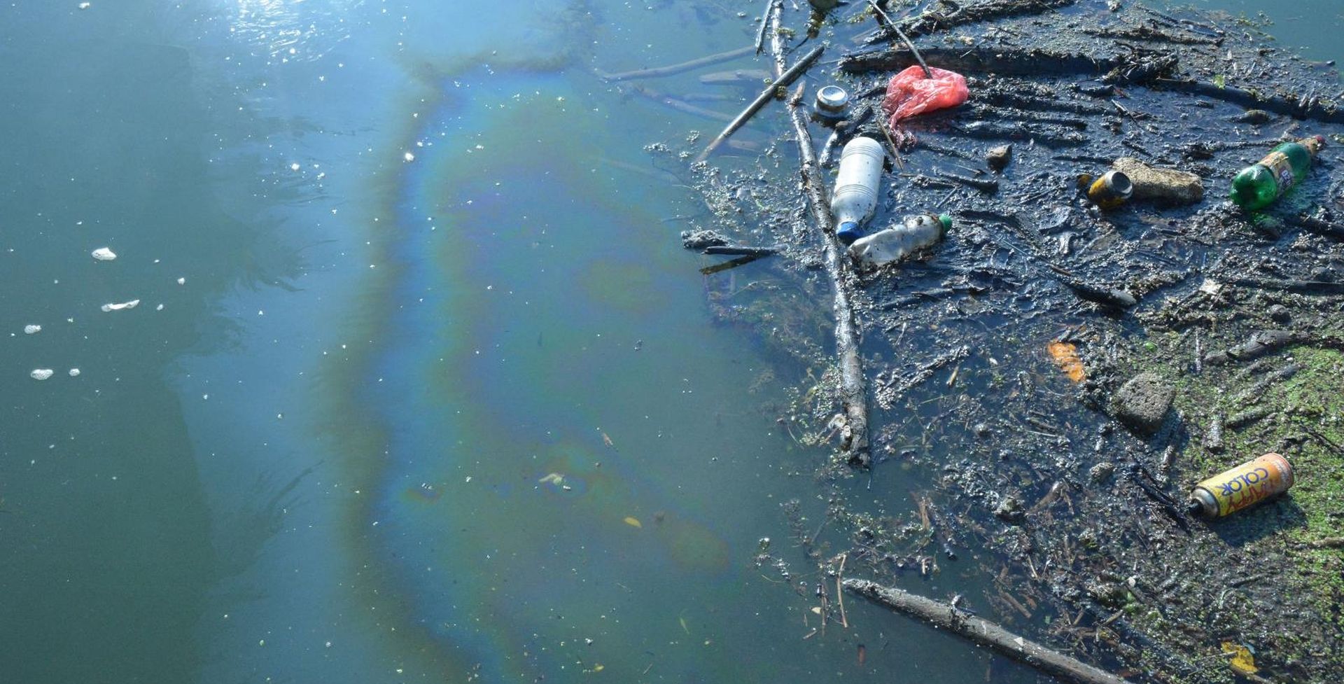 Naftna mrlja na Savi kod Slavonskog Broda 10.10.2018., Slavonski Brod - Na Savi je u jutarnjim satima uoceno oneciscenje, nakon sinocnje eksplozije u rafineriji u Bosanskom Brodu. Sluzbe su na terenu, angazirana je tvrtka AEKS koja se bavi sanacijom takvih oneciscenja, a i vatrogasci ce s njima pokusati napraviti sanaciju rijeke Save i utvrditi uzrok oneciscenja. 

Photo: Ivica Galovic/PIXSELL