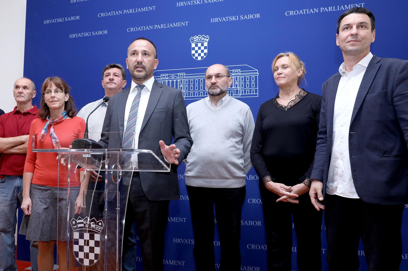 Zagreb: Konferencija za medije GI Istina o Istanbulskoj 11.10.2018., Zagreb- U Saboru je odrzana konferencija za medije na kojoj su predstavnici Gradjanske inicijativa Istina o Istanbulskoj zatrazili od Hrast-a pomoc zbog politicke manipulacije Ministarstva uprave. 
Na konferenciji su govorili zastupnik Hrvoje Zekanovic, Kristina Pavlovic, Rozalija Bartolic i Ladislav Ilcic. 

Photo: Patrik Macek/PIXSELL