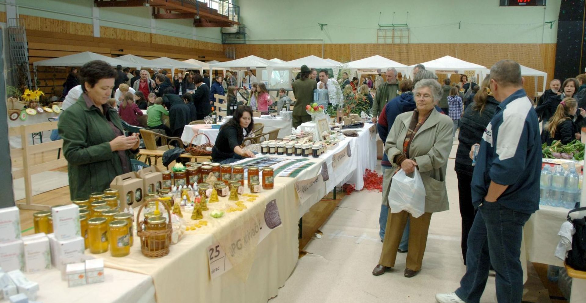 28.10.2011.,Pakrac - Poceo treci po redu sajam Slavonski banovac - Ruralni razvoj kroz turizam . Ovogodisnja priredba, s naglaskom na ruralni turizma i ekstremne sportove okupila je cetrdesetak izlagaca iz Pozesko-slavonske zupanije.
Photo: Dusko Mirkovic/PIXSELL