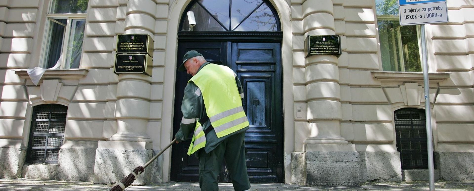 26.04.2012., Zagreb - Djelatnik Cistoce cisti ulaz ispred USKOK-a. 
Photo: Borna Filic/PIXSELL