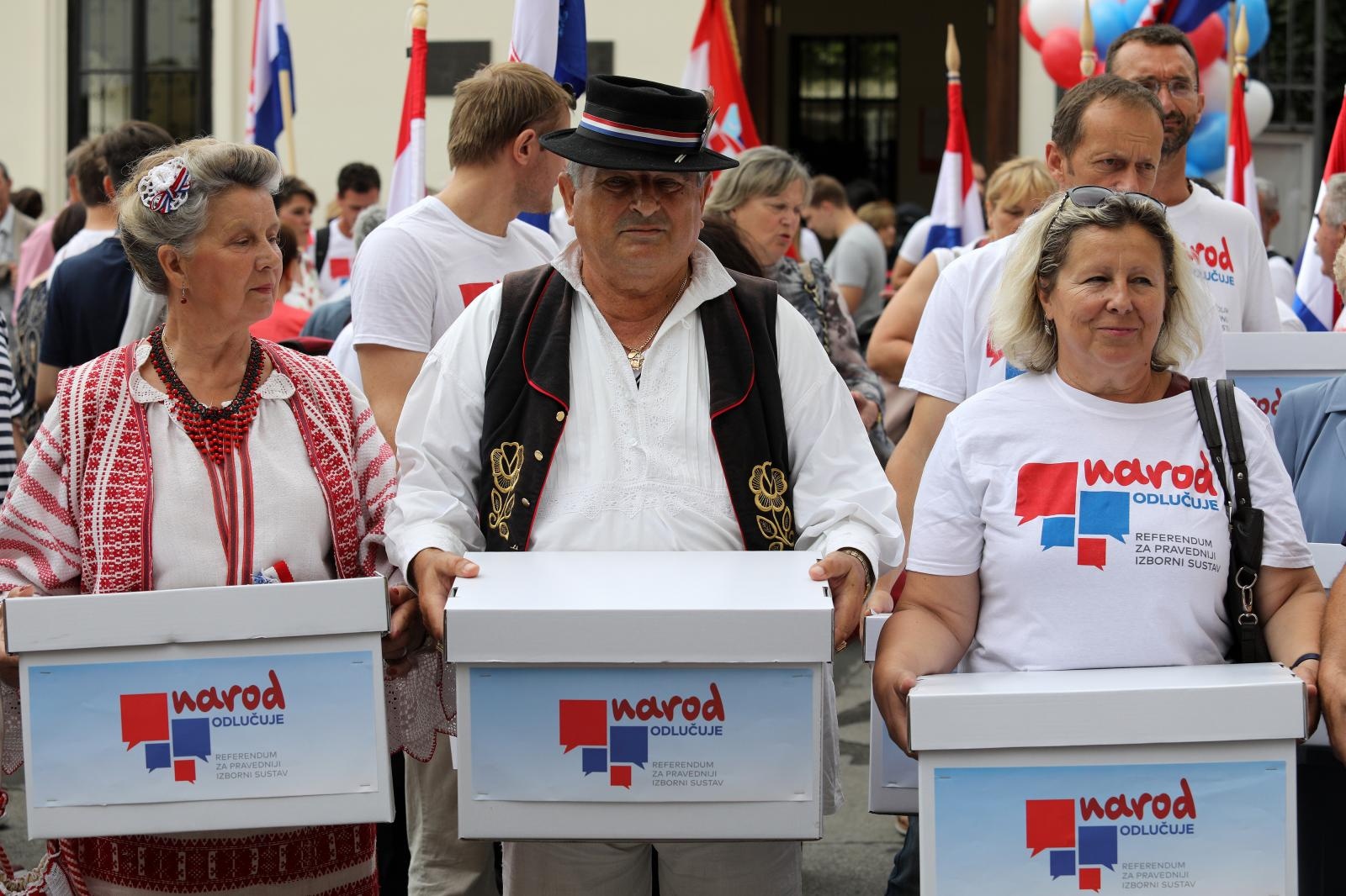 13.06.2018., Zagreb - Gradjanska inicijativa Narod odlucuje predala je potpise Hrvatskom saboru kojim trazi referendum o promjeni izbornog sustava. Volonteri i koordinatori inicijative okupili su se kod kule Lotrscak otkuda su u svecanoj povorci krenuli prema Hrvatskome saboru. Photo: Patrik Macek/PIXSELL