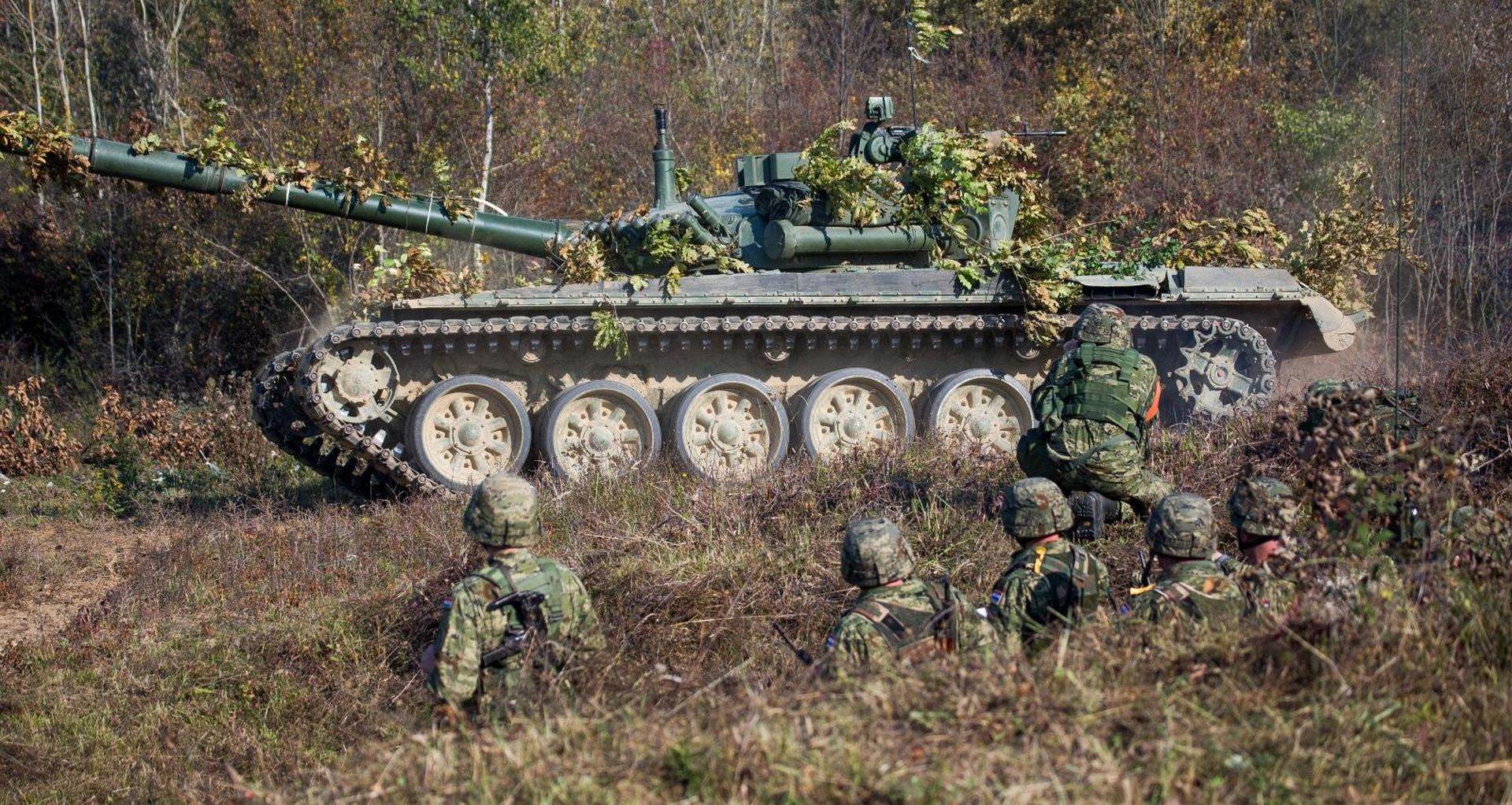 Vježba izvidničke operacije u sklopu združene vježbe svvih postrojbi HV-a Velebit 18 13.10.2018., Gasinci - Vojna vjezba Velebit 18 - Zdruzena snaga glavni je obucni dogadjaj Oruzanih snaga RH u 2018 godini. Rijec je o zdruzenoj intergranskoj vjezbi svih sastavnica Oruzanih snaga RH - kopnenih, pomorskih, zracnih snaga, specijalnih snaga te cyber snaga, a ujedno je i najslozenija vjezba Hrvatske vojske do sada u neprekidnom trajanju od 72 sata. Vjezba ima koncept Combine Joint Task Force. Na vojnom poligonu Gasinici prikazano je djelovanje obrane s prelaskom u napadna djelovanja kroz provedbu izvidnickih operacija, savladavanje minsko-eksplozivnih zapreka uz provedbu bojevih gadjanja svim sredstvima kroz medjuprostore i preko vlastitih snaga. Na vjezbi je angazirano vise desetaka tenkova i oklopnih vozila. Photo: Davor Javorovic/PIXSELL