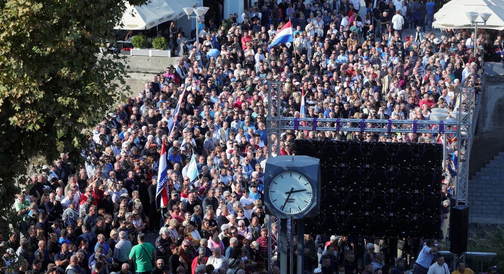 13.10.2018., Vukovar - Na glavnom gradskom trgu odrzan je prosvjed u znak protesta na neprocesuiranje ratnih zlocina pocinjenih na podrucju Vukovara. Photo: Sanjin Strukic/PIXSELL
