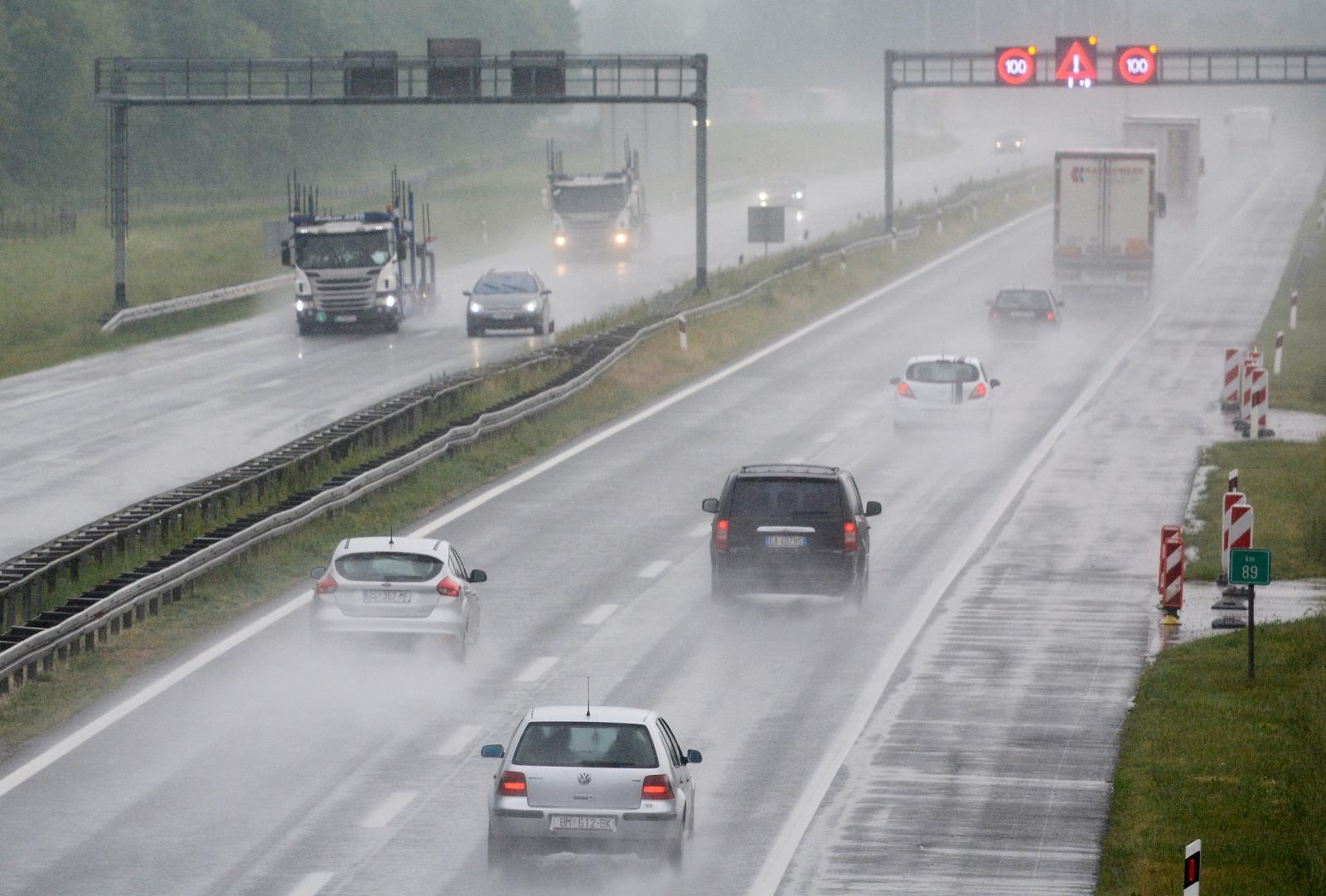 14.05.2018., Popovaca - Zbog obilnih padalina na prometnom traku autoceste A3 Bregana-Lipovac skupilo se dosta vode pa vozaci moraju opreznije voziti. 
Photo: Nikola Cutuk/PIXSELL