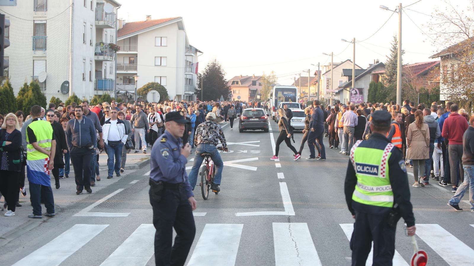Karlovac: Prosvjed mještana nakon pogibije 10-godišnjeg dječaka 14.10.2018., Karlovac - Prosvjed mjestana Turnja koji zele bolju sigurnost u prometu na mjestu gdje je u petak smrtno stradao desetogodisnji djecak. Photo: Kristina Stedul Fabac/PIXSELL