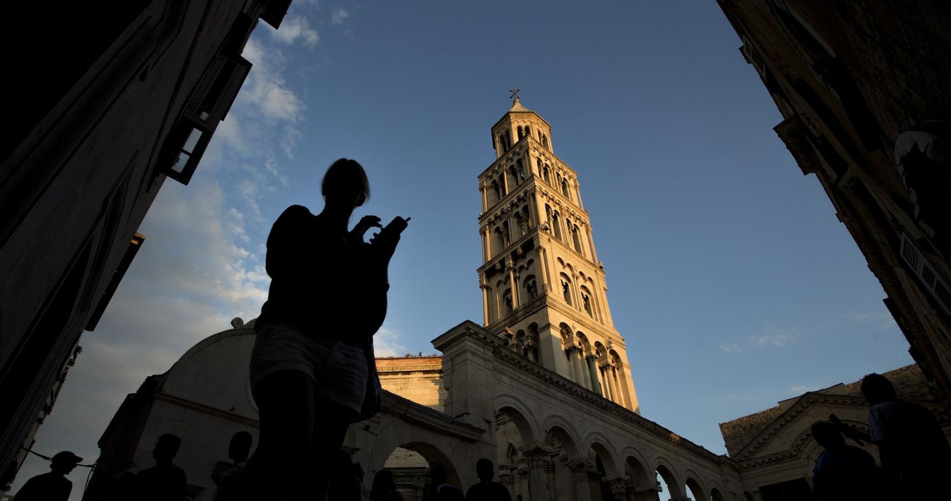 14.07.2015., Split - Peristil - glavni trg Dioklecijanove palace, u svako je doba dana prepun turista koji uzivaju u ljepoti i povijesnim znamenitostima grada Splita.
 Photo: Davor Puklavec/PIXSELL