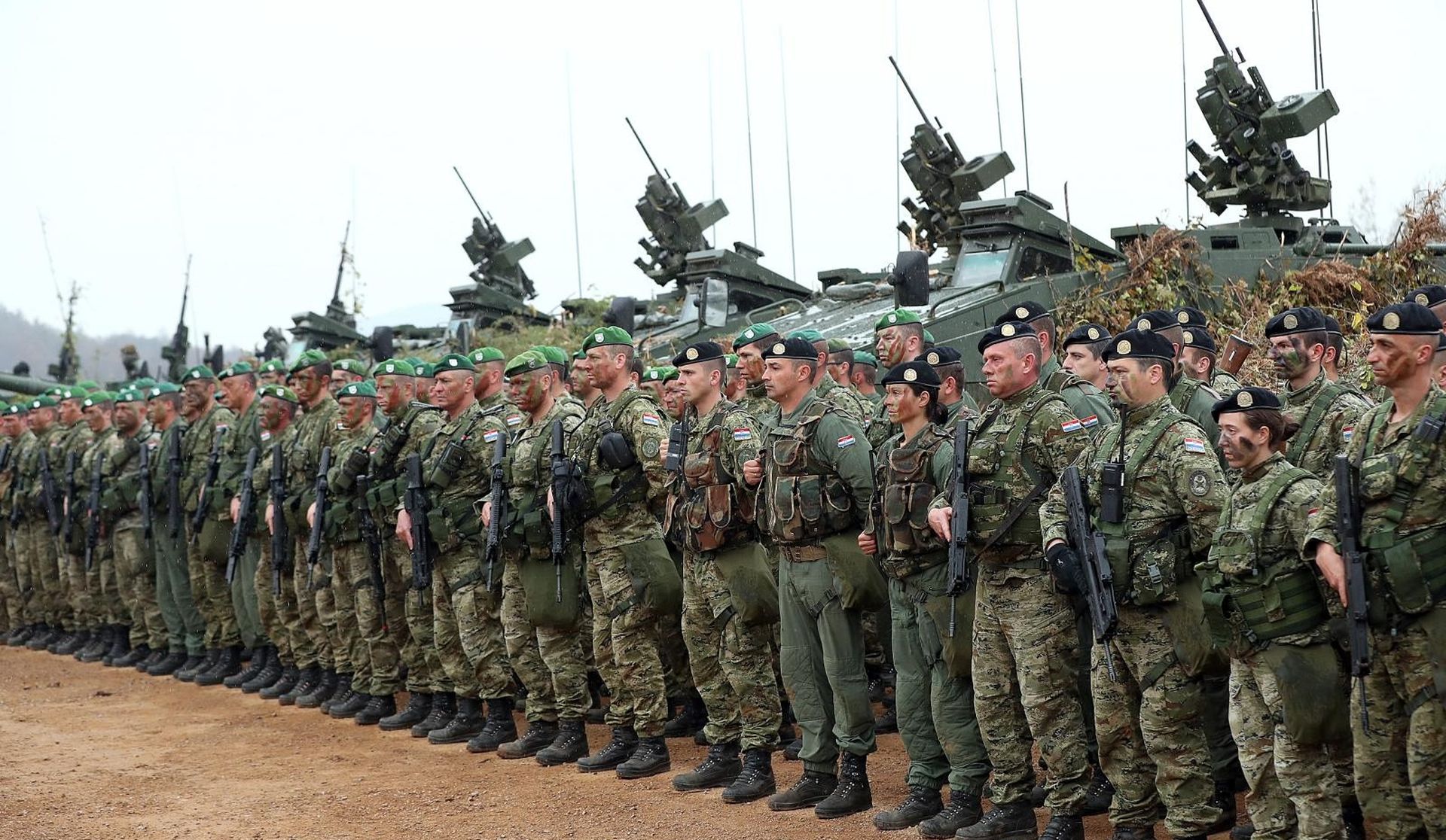 Slunj: Na vojnom poligonu Eugen Kvaternik održana je vojna vježba Velebit 18 15.10.2018., Slunj - Na vojnom poligonu Eugen Kvaternik odrzana je Zdruzena intergranska vjezba svih postrojbi Hrvatske vojske Velebit 18. U provedbi vjezbe napadnih operacija sudjelovalo je vise desetaka tenkova i oklopljenih vozila, minobacaca, helikoptera i aviona, odrzana su gadanja iz tenkova, borbenih vozila pjesastva, borbenih oklopnih vozila Patria, Panzer haubice 2000, samohodnih visecjevnih lansera raketa, haubica, helikoptera OH 58 D Kiowa, minobacaca, protuoklopnog i osobnog naoruzanja. Photo Photo: Goran Stanzl/PIXSELL
