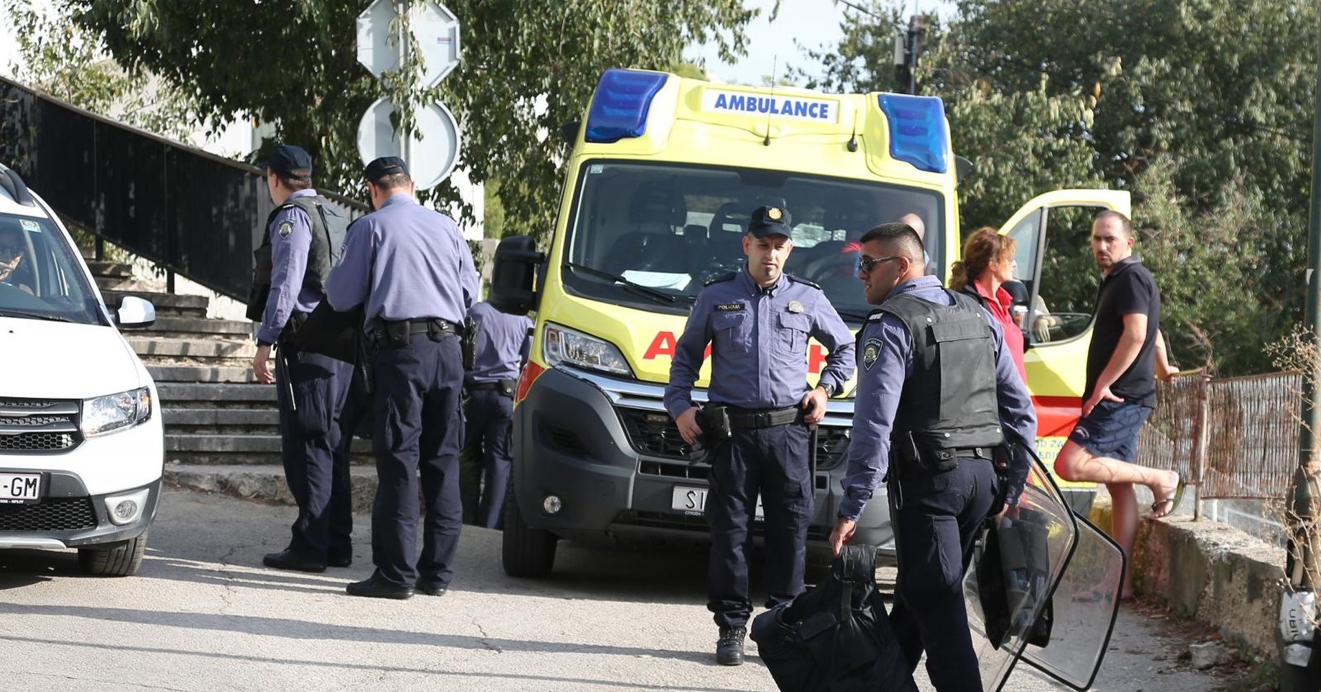 16.10.2018., Sibenik - Muskarac star 67 godina zakljucao se u kucu u Zadarskoj ulici u centru Sibenika i prijeti samoubojstvom. Kuca je okruzena policijom i hitnom pomoci. Photo: Dusko Jaramaz/PIXSELL