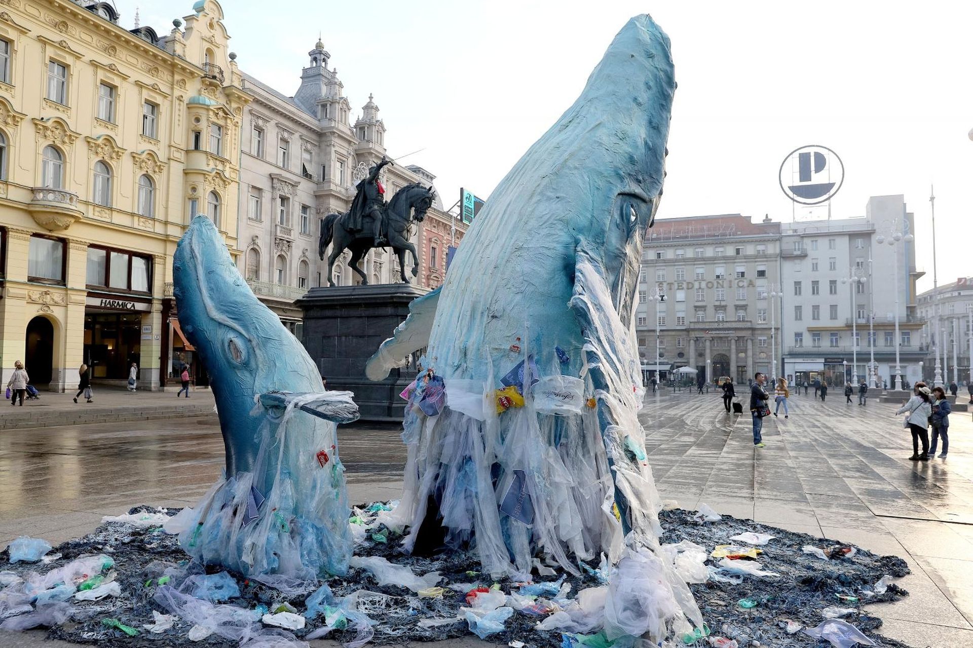 Zagreb: Greenpeace doveo kitove na Jelačićev trg 17.10.2018., Zagreb- Greenpeace je na Trgu bana Jelacica predstavio sestmetarsku umjetnicku instalaciju kako bi ukazali na problem oneciscenja mora plasticnim otpadom. Dvije skulpture od sest odnosno tri metra visine predstavljaju kitove dok izranjaju iz mora prepunog plasticnog otpada, a sve je popraćeno zvucnim efektima. Greenpeace ovim performansom zeli potaknuti Ministarstvo zaštite okolisa i energetike da se zalozi za ambiciozniju verziju europske Direktive o plastici za jednokratnu upotrebu te njezinu što brzu provedbu. .

Photo: Patrik Macek/PIXSELL