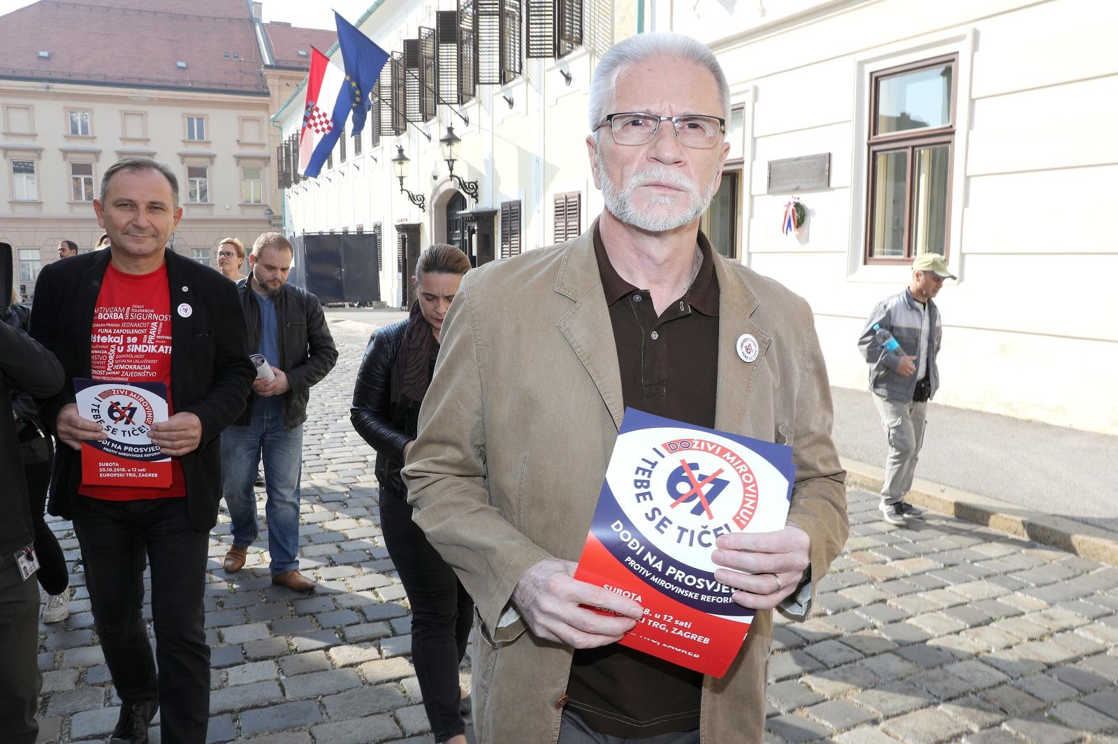 Zagreb: Sindikalne vođe održale konferenciju za medije ispred banskih dvora 17.10.2018., Zagreb- Ispred Banskih dvora je pod sloganom Dozivite mirovinu - I tebe se tice!odrzana Konferencija za medije Nezavisnih hrvatskih sindikata, Saveza samostalnih sindikata Hrvatske i Matice hrvatskih sindikata. 
Na konferenciji su govorili predsjednici NHS-a i SSSH Kresimir Sever i Mladen Novosel, te glavna tajnica MHS-a Mirela Bojic.
Photo: Patrik Macek/PIXSELL